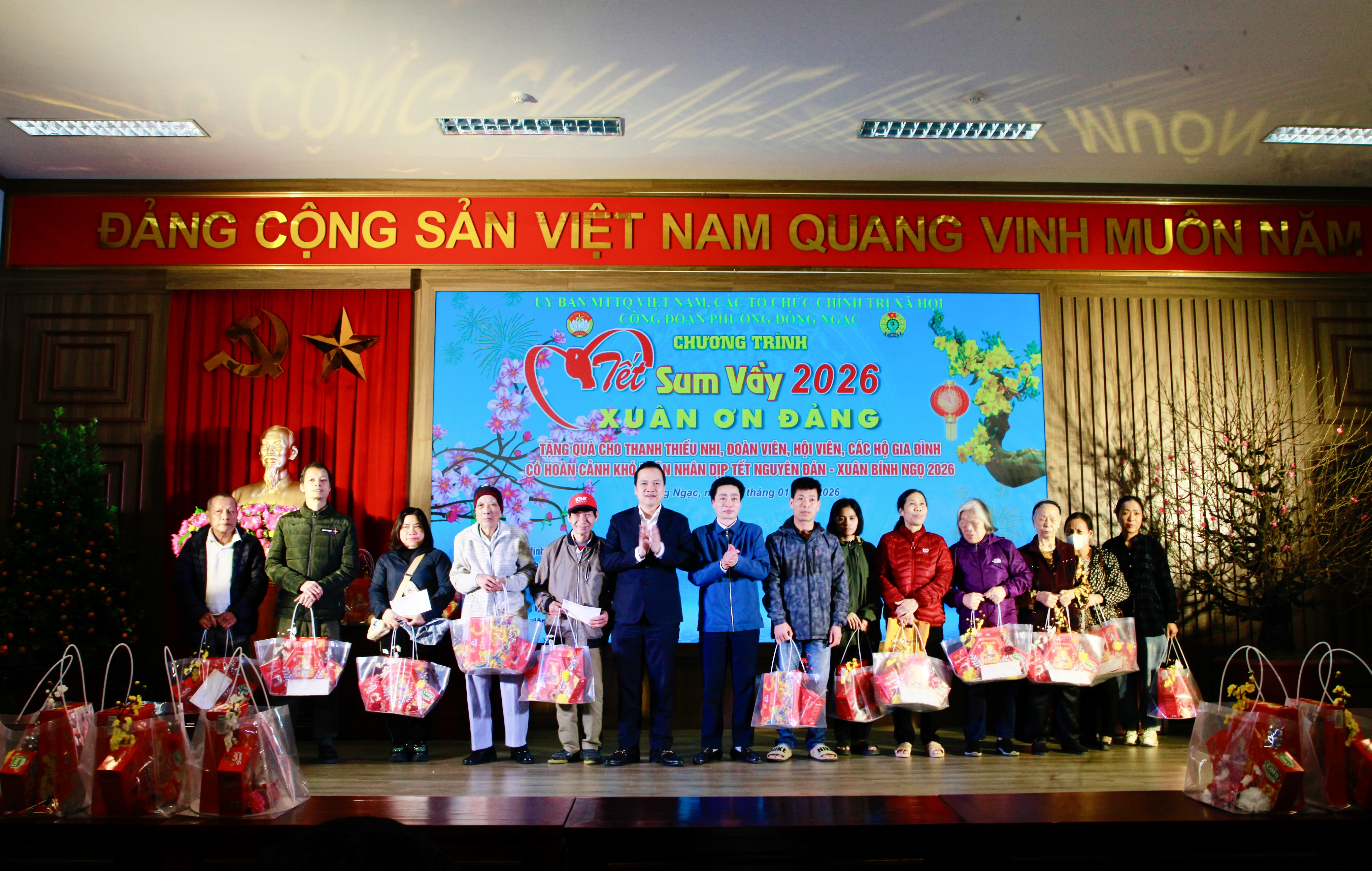 Phường Đông Ngạc: “Tết sum vầy - Xuân ơn Đảng” lan tỏa yêu thương - ảnh 1