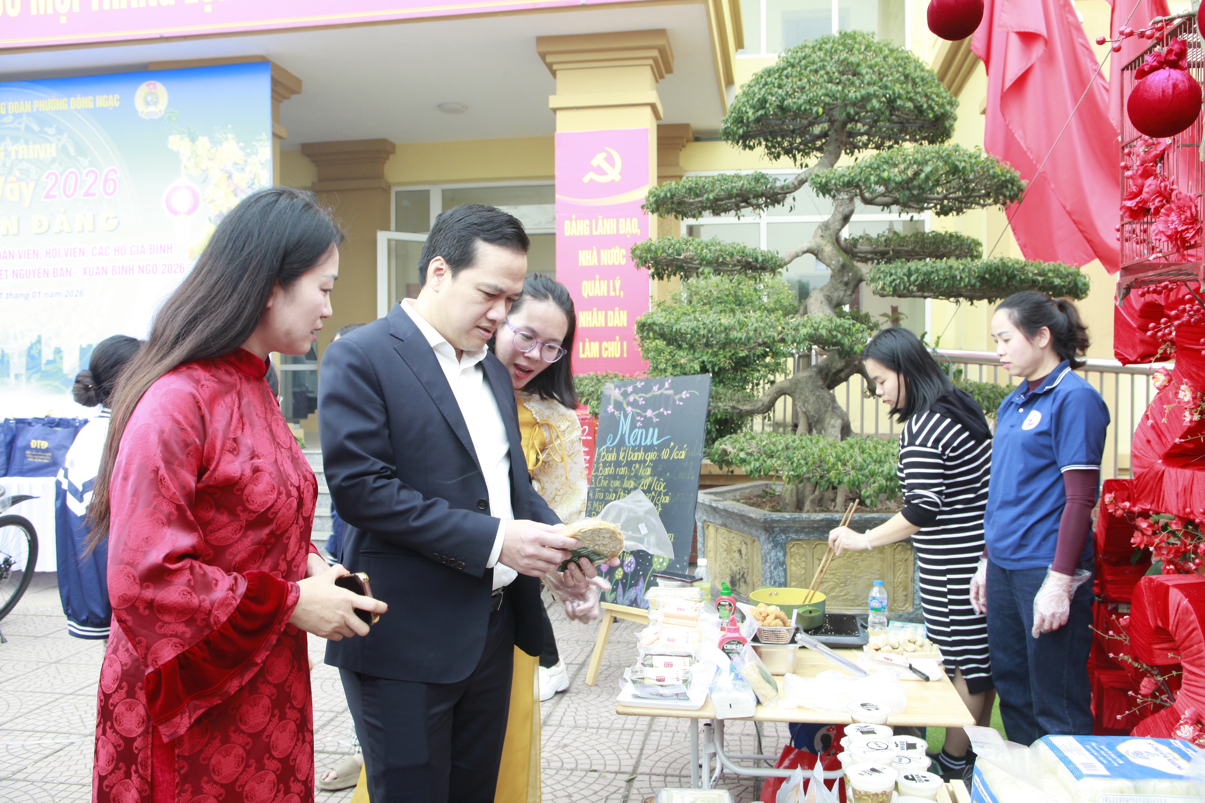 Phường Đông Ngạc: “Tết sum vầy - Xuân ơn Đảng” lan tỏa yêu thương - ảnh 15