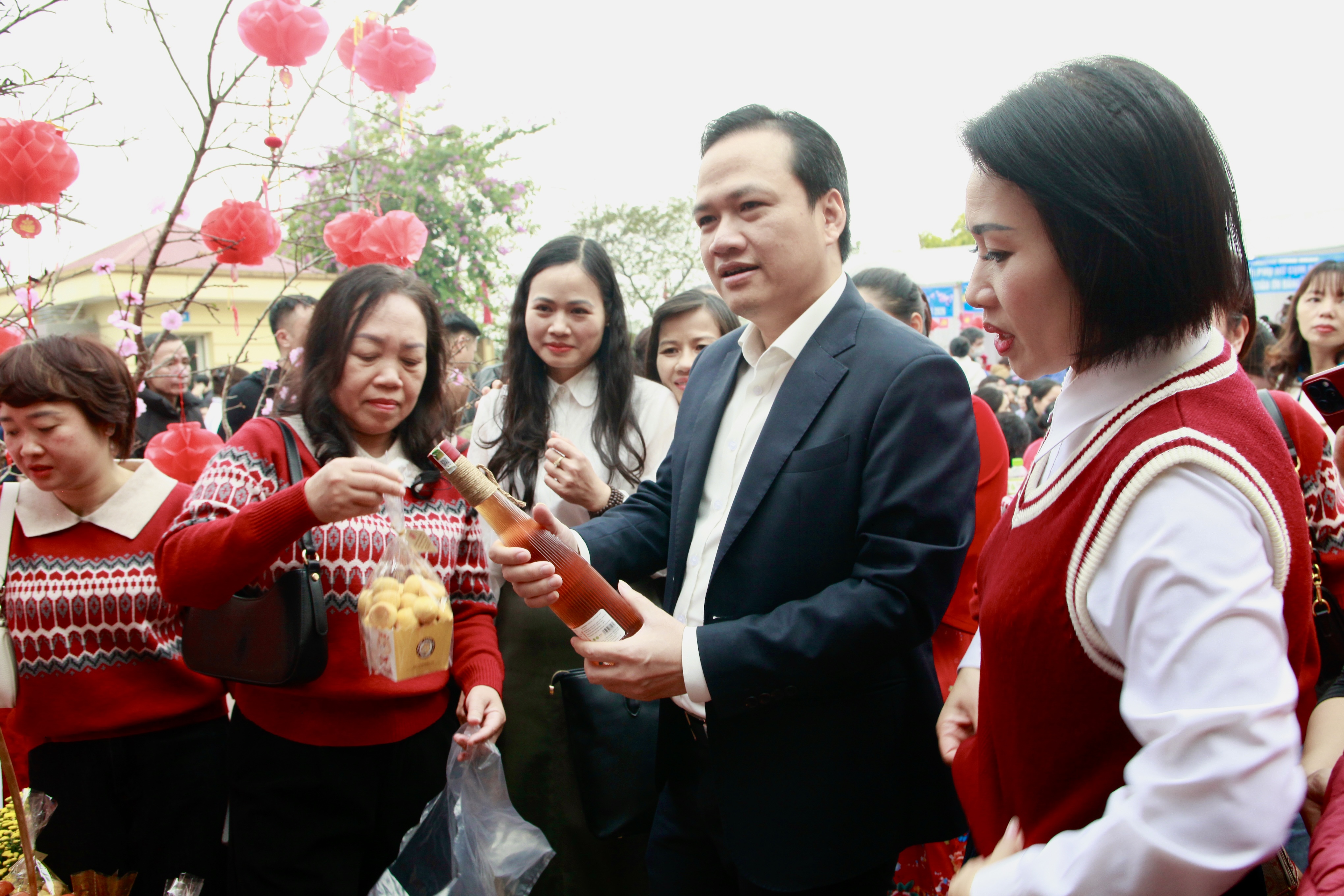 Phường Đông Ngạc: “Tết sum vầy - Xuân ơn Đảng” lan tỏa yêu thương - ảnh 16