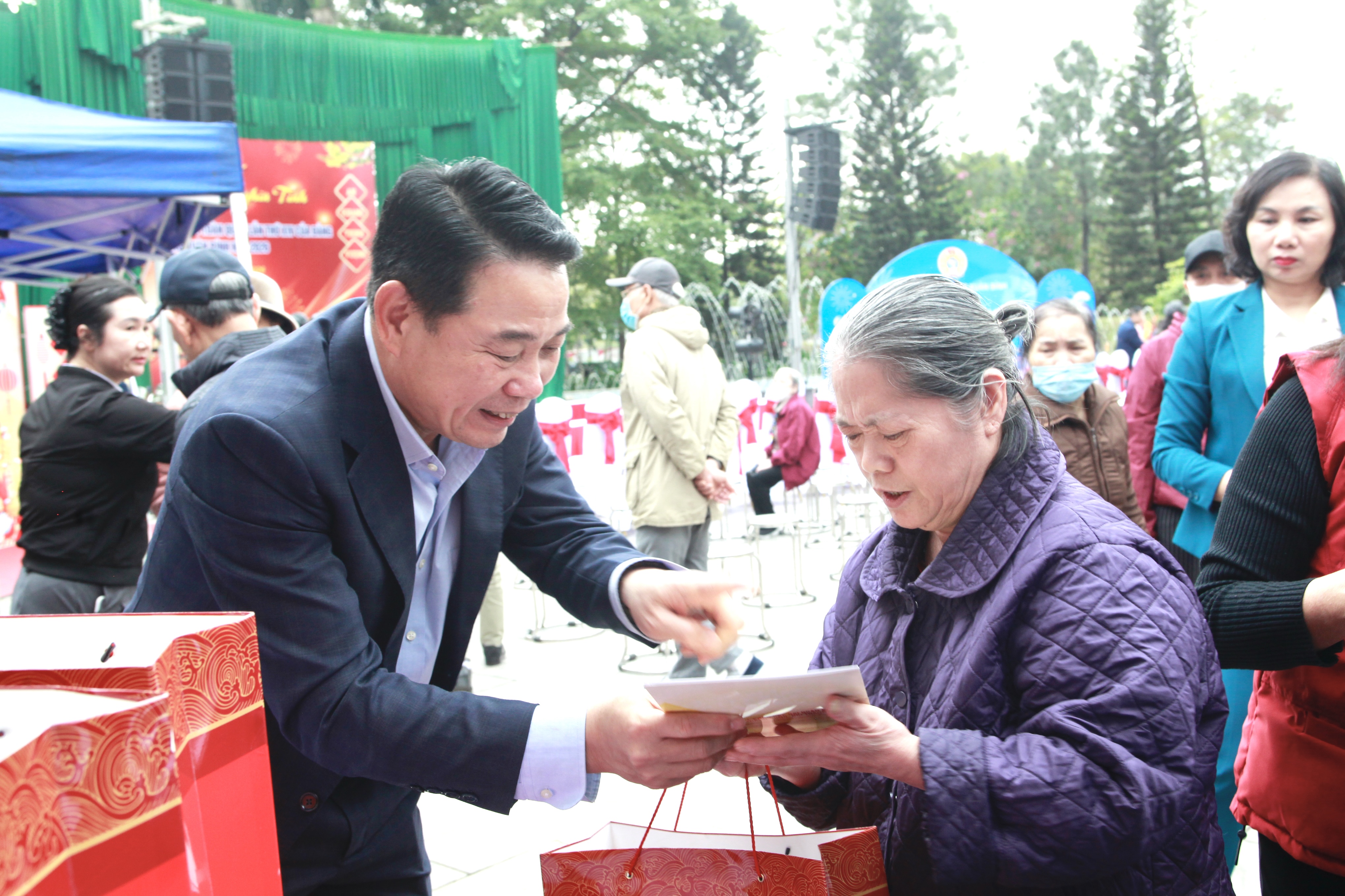 Xuân Đỉnh chăm lo an sinh xã hội, để mọi người dân đều có Tết - ảnh 7