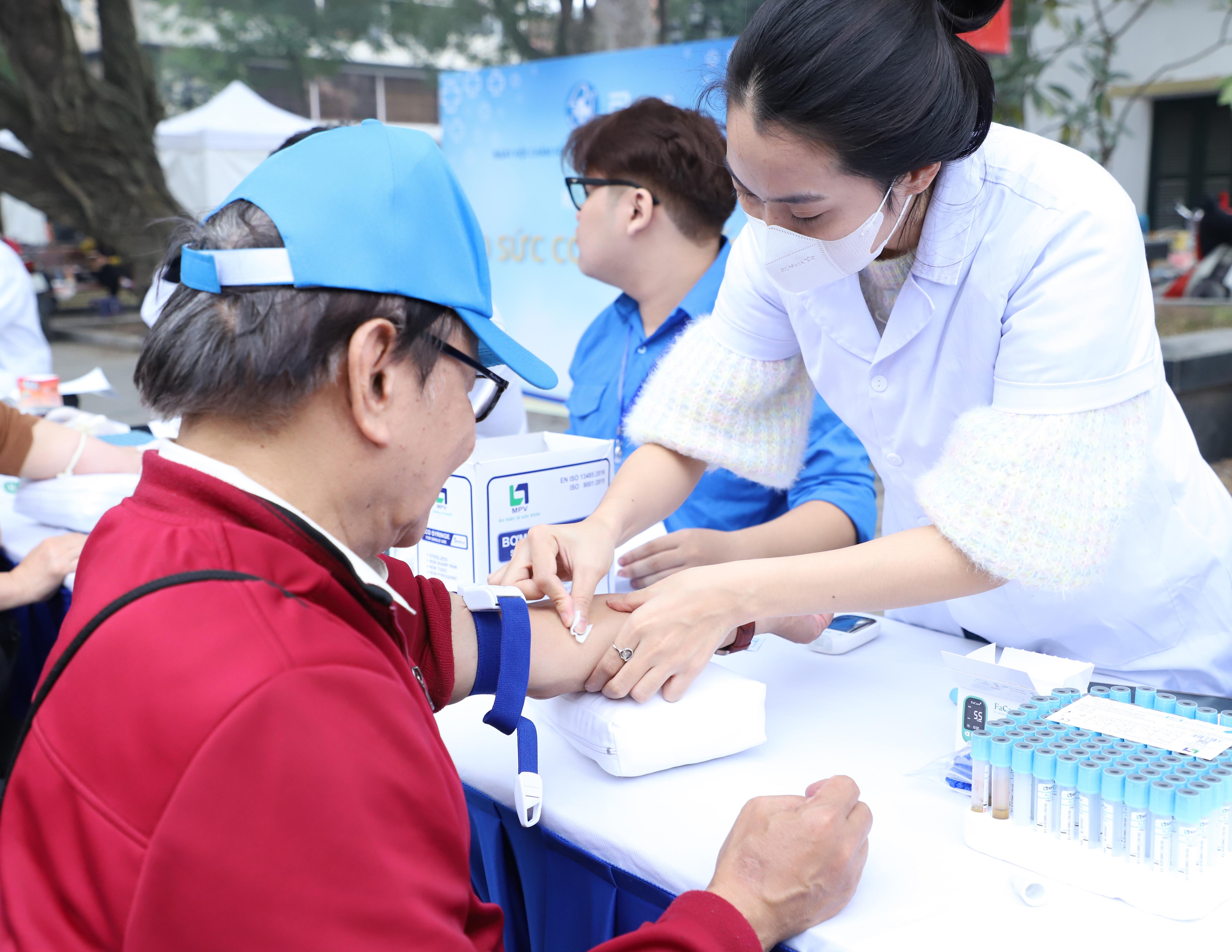 Hơn 1.000 người cao tuổi Thủ đô được tư vấn, chăm sóc sức khoẻ miễn phí - ảnh 4