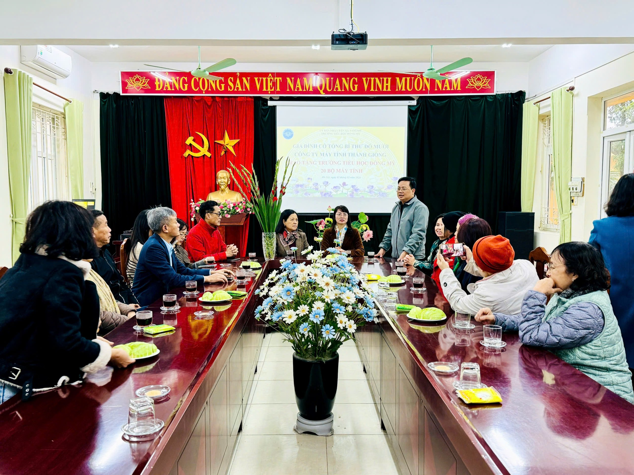 Gia đình cố Tổng Bí thư Đỗ Mười trao tặng 20 bộ máy tính cho Trường Tiểu học Đông Mỹ - ảnh 1