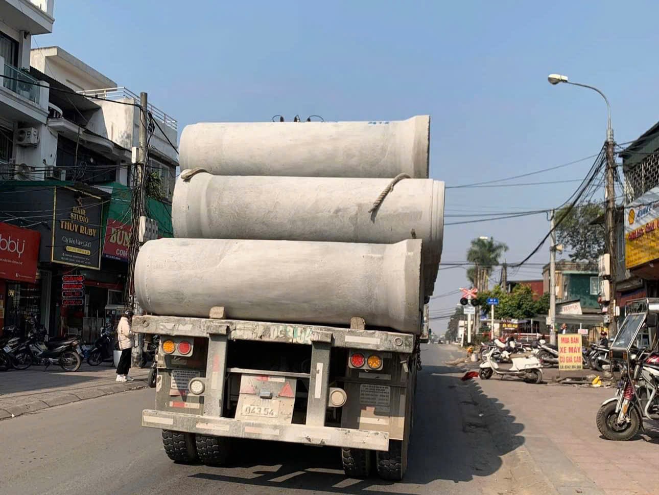 Hà Nội: Xử phạt tài xế xe đầu kéo chở ống cống không bảo đảm an toàn - ảnh 2