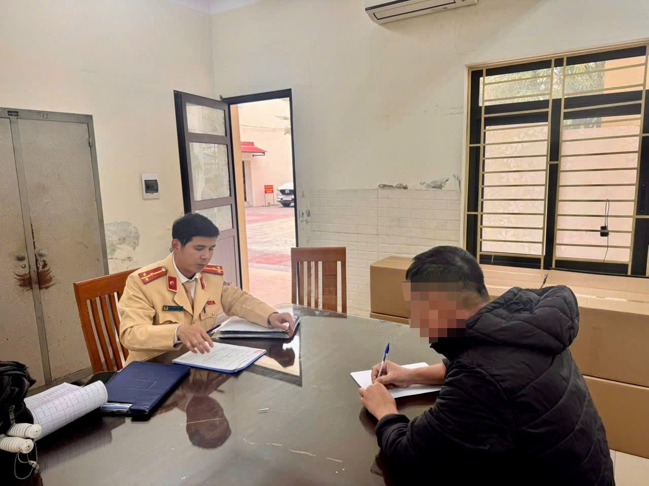 Hà Nội: Xử phạt tài xế xe đầu kéo chở ống cống không bảo đảm an toàn - ảnh 1