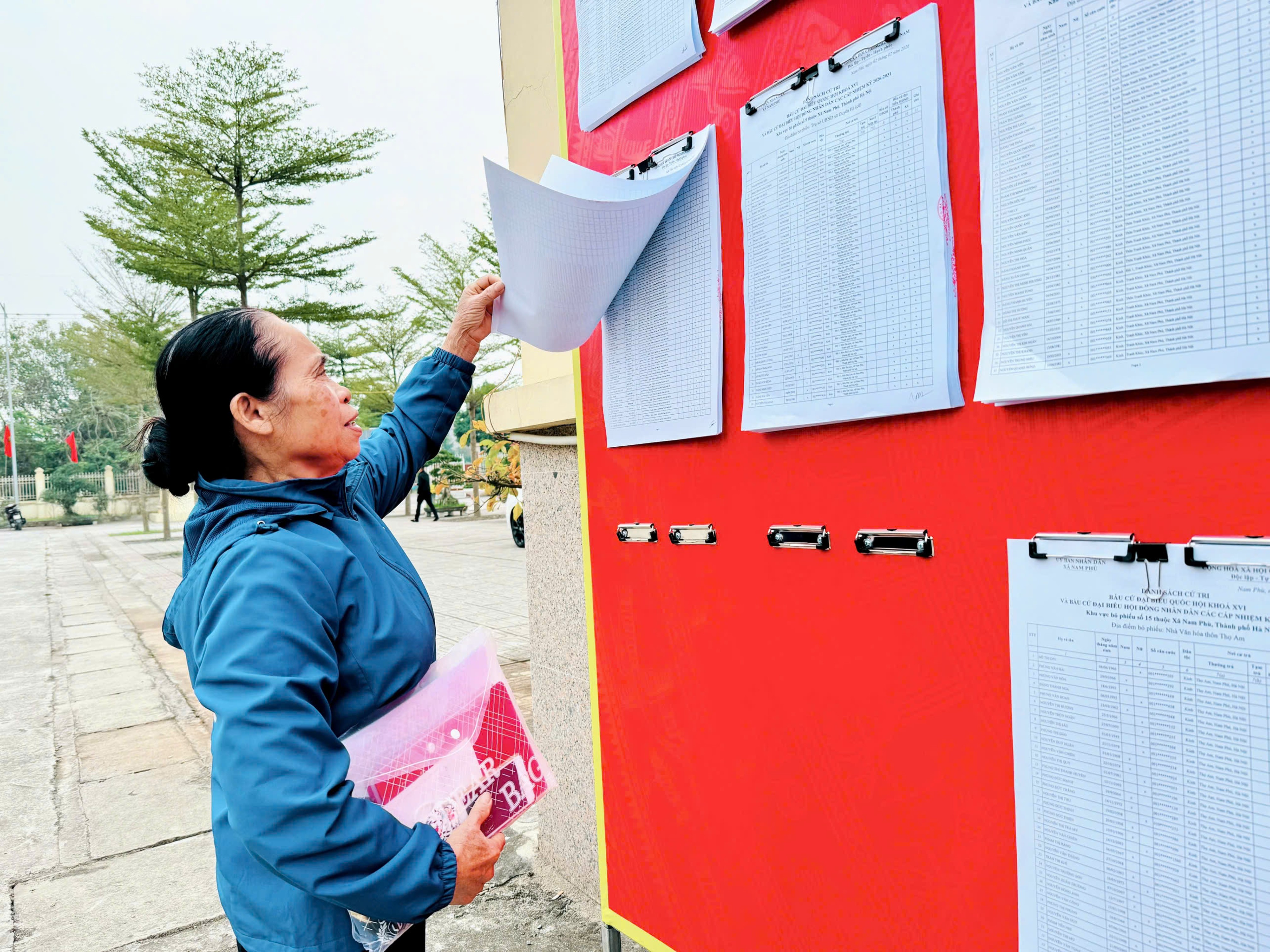 Xã Nam Phù hoàn thành niêm yết danh sách cử tri tại 100% khu vực bỏ phiếu - ảnh 3