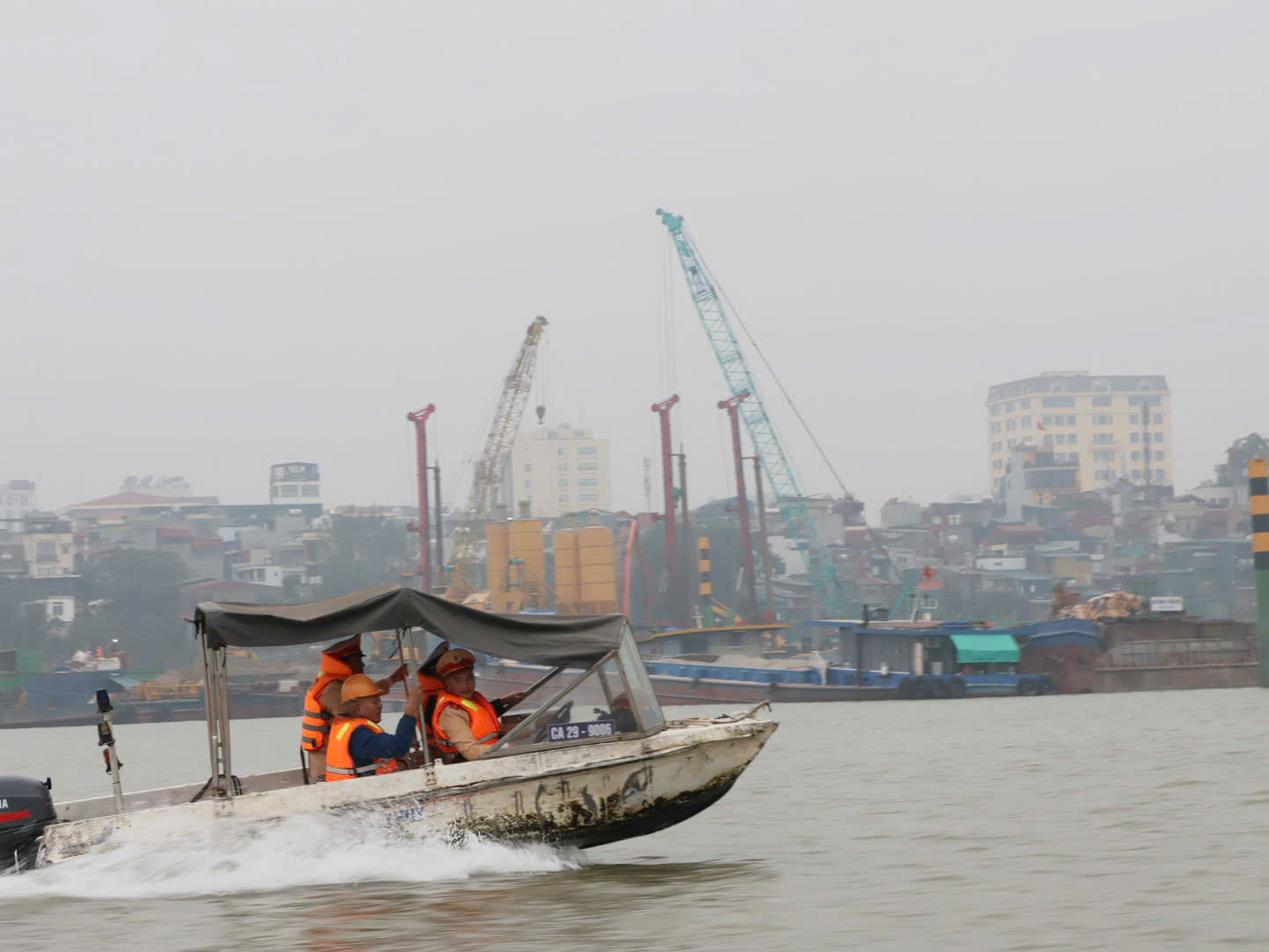 Hà Nội: Giữ mạch giao thông đường thủy trong cao điểm thi công các cầu vượt sông Hồng - ảnh 1