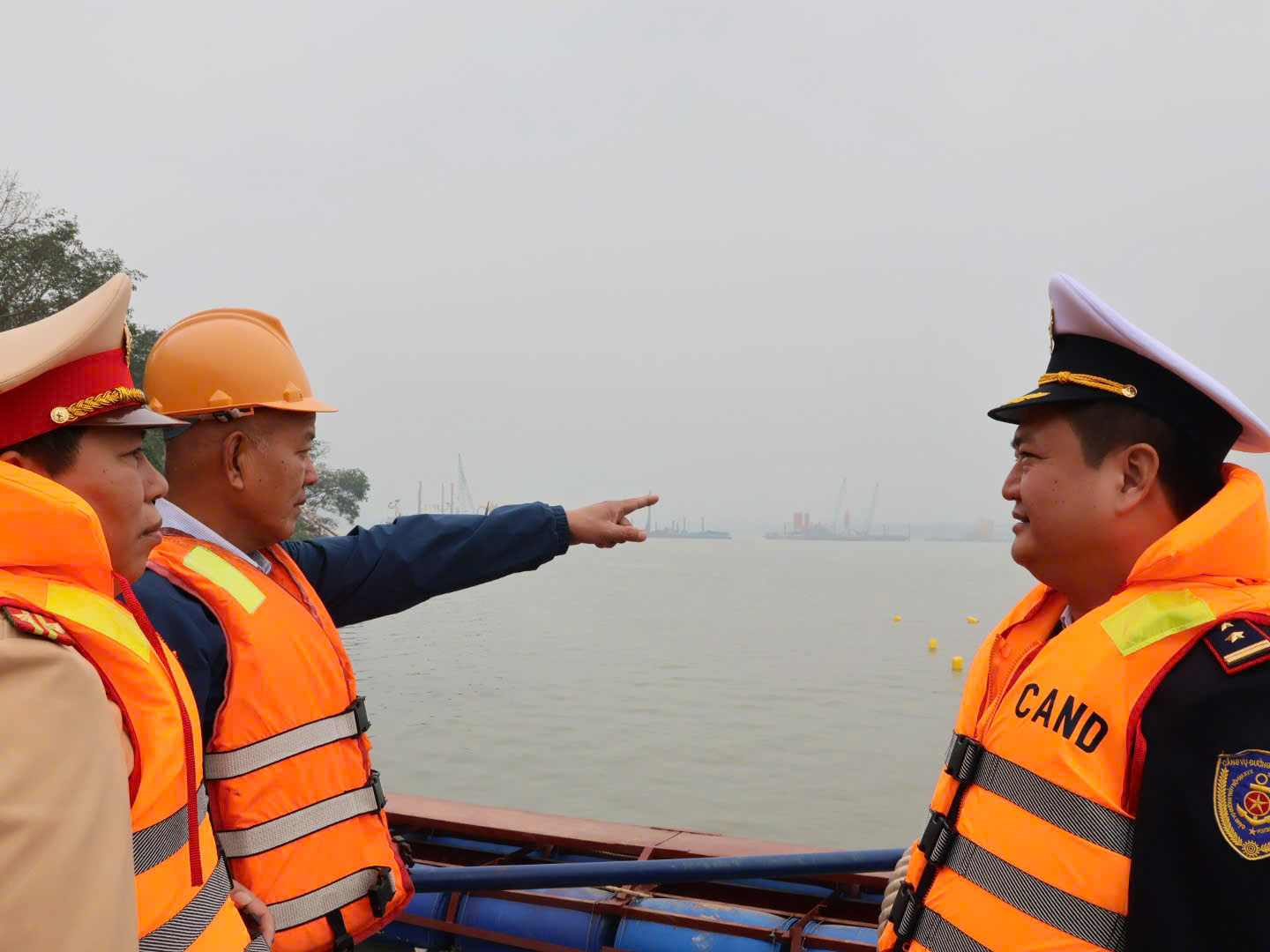 Hà Nội: Giữ mạch giao thông đường thủy trong cao điểm thi công các cầu vượt sông Hồng - ảnh 4