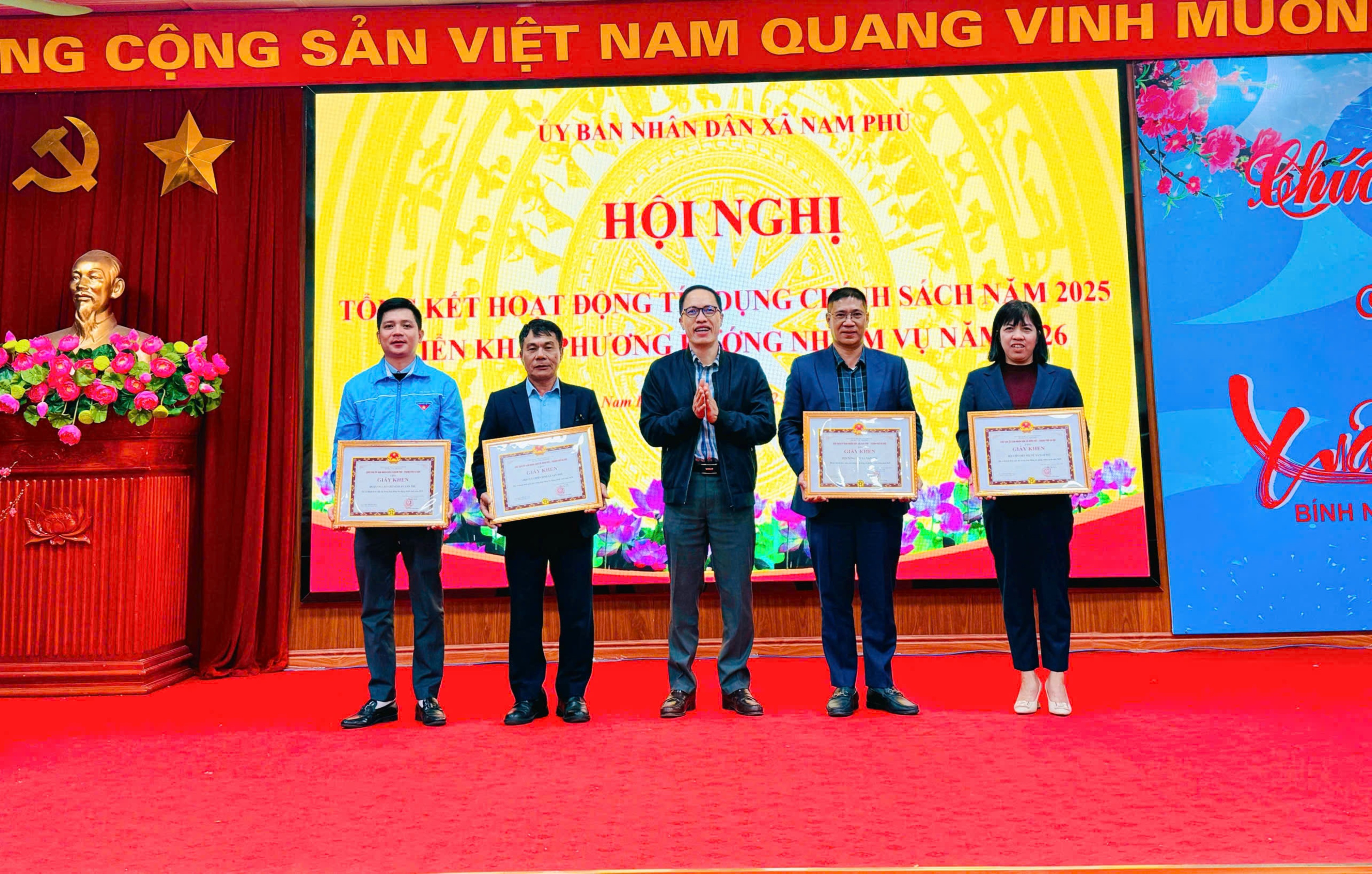 Xã Nam Phù khen thưởng 13 tập thể, cá nhân tiêu biểu trong công tác tín dụng chính sách xã hội - ảnh 2