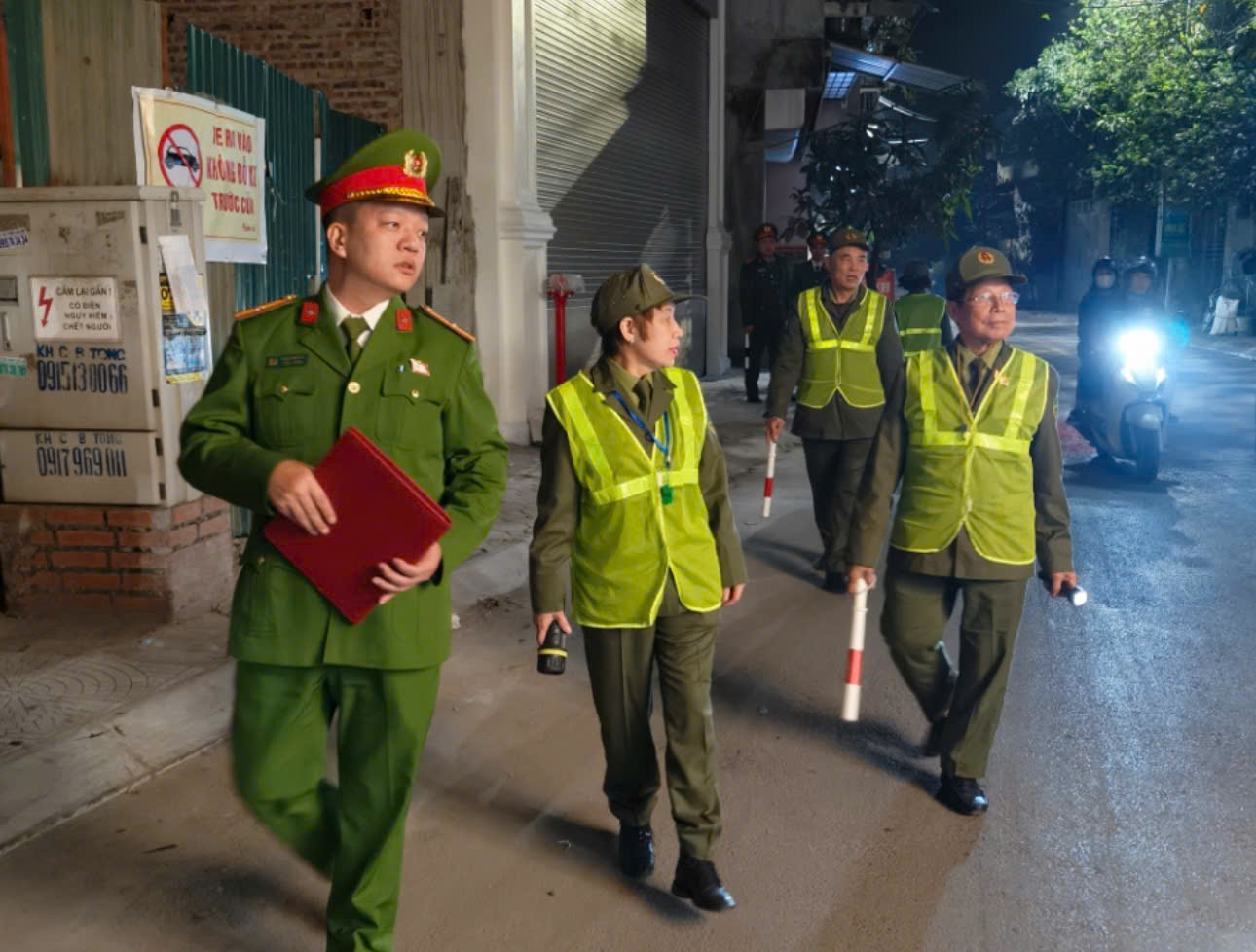 Công an phường Tây Hồ chung tay bảo vệ môi trường - ảnh 3