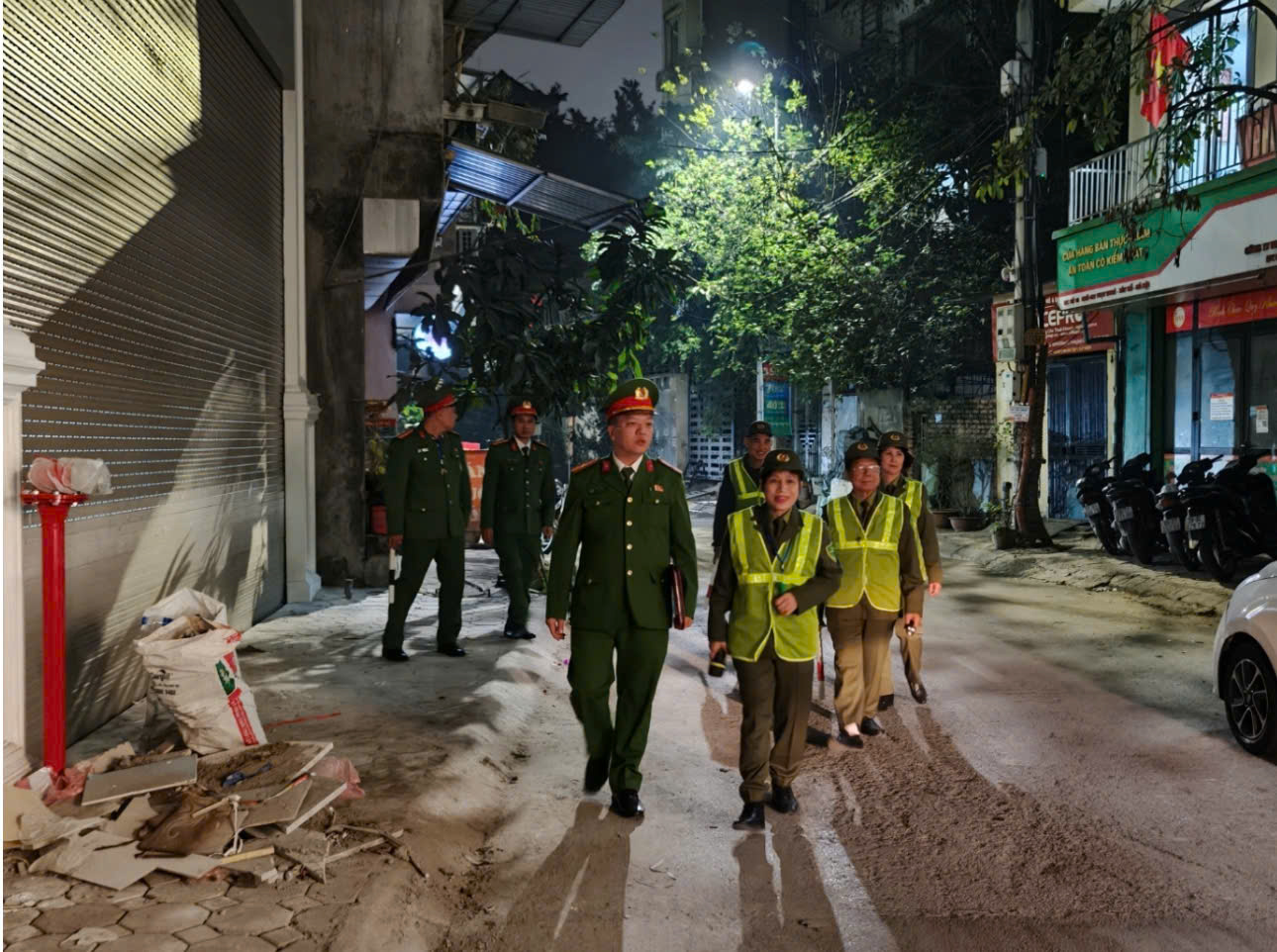 Công an phường Tây Hồ chung tay bảo vệ môi trường - ảnh 2