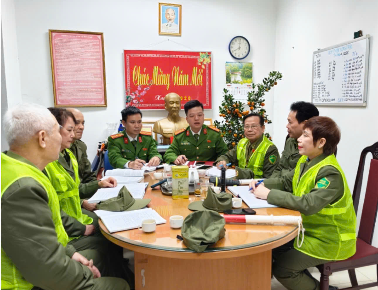 Công an phường Tây Hồ chung tay bảo vệ môi trường - ảnh 1