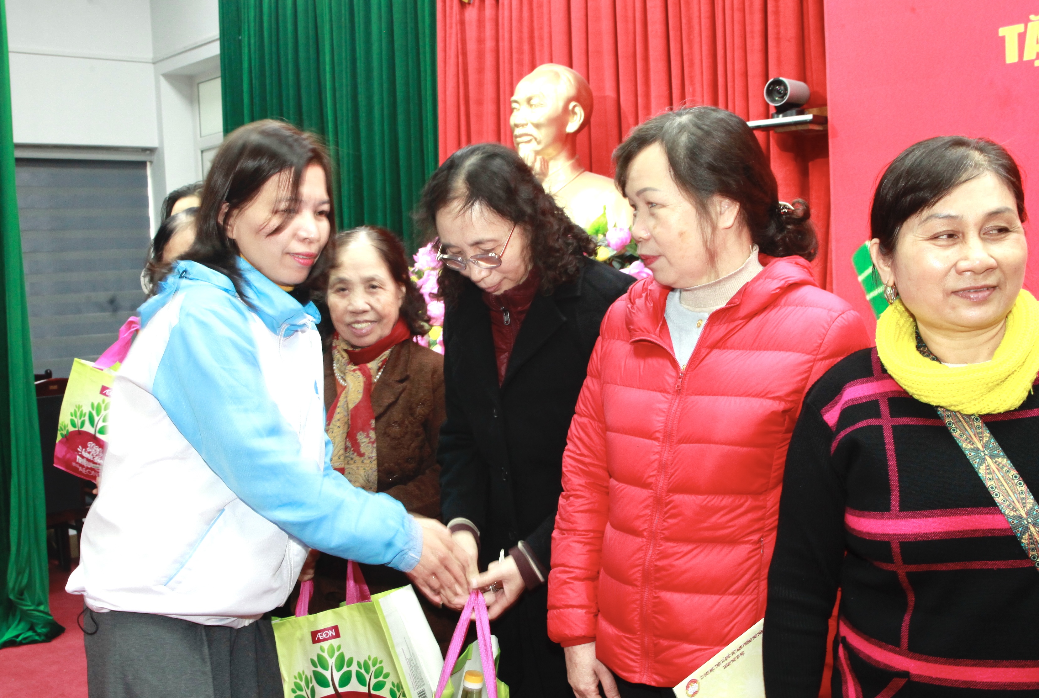 Phường Phú Diễn tổ chức chương trình “Xuân nhân ái - Tết đoàn viên” chăm lo hội viên có hoàn cảnh khó khăn - ảnh 2