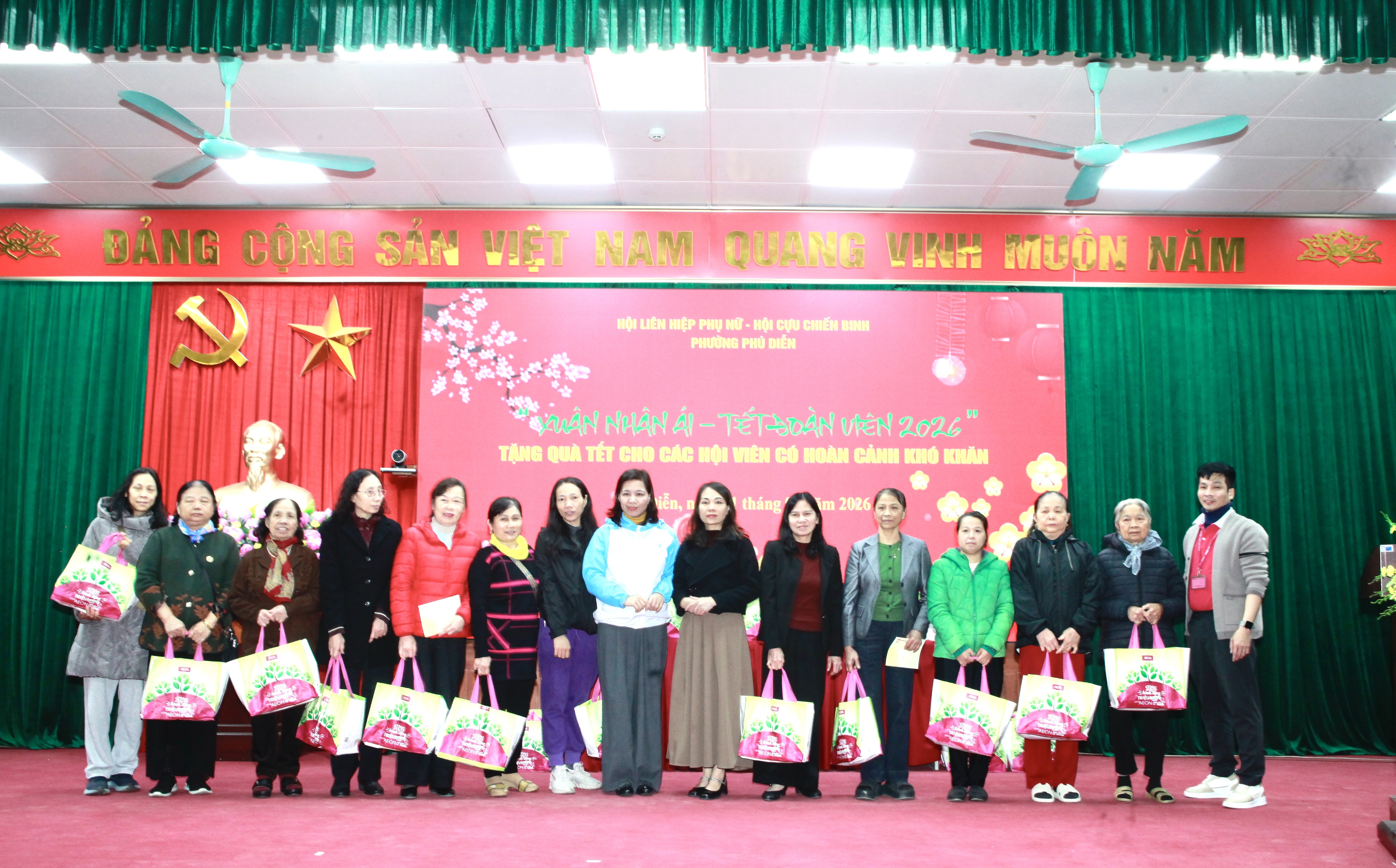 Phường Phú Diễn tổ chức chương trình “Xuân nhân ái - Tết đoàn viên” chăm lo hội viên có hoàn cảnh khó khăn - ảnh 4