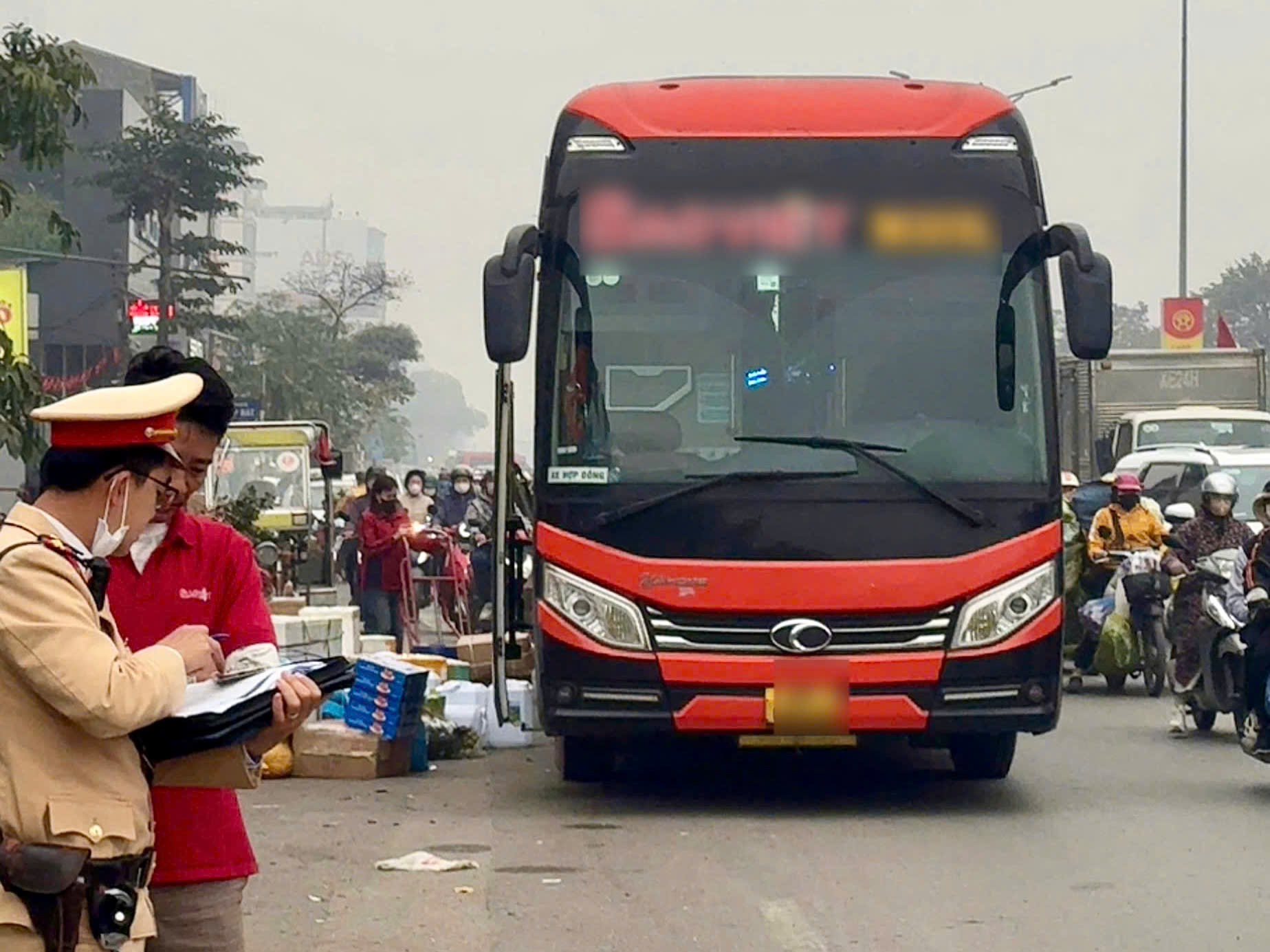 Phát hiện, xử phạt 113 trường hợp kinh doanh vận tải vi phạm trật tự an toàn giao thông - ảnh 1