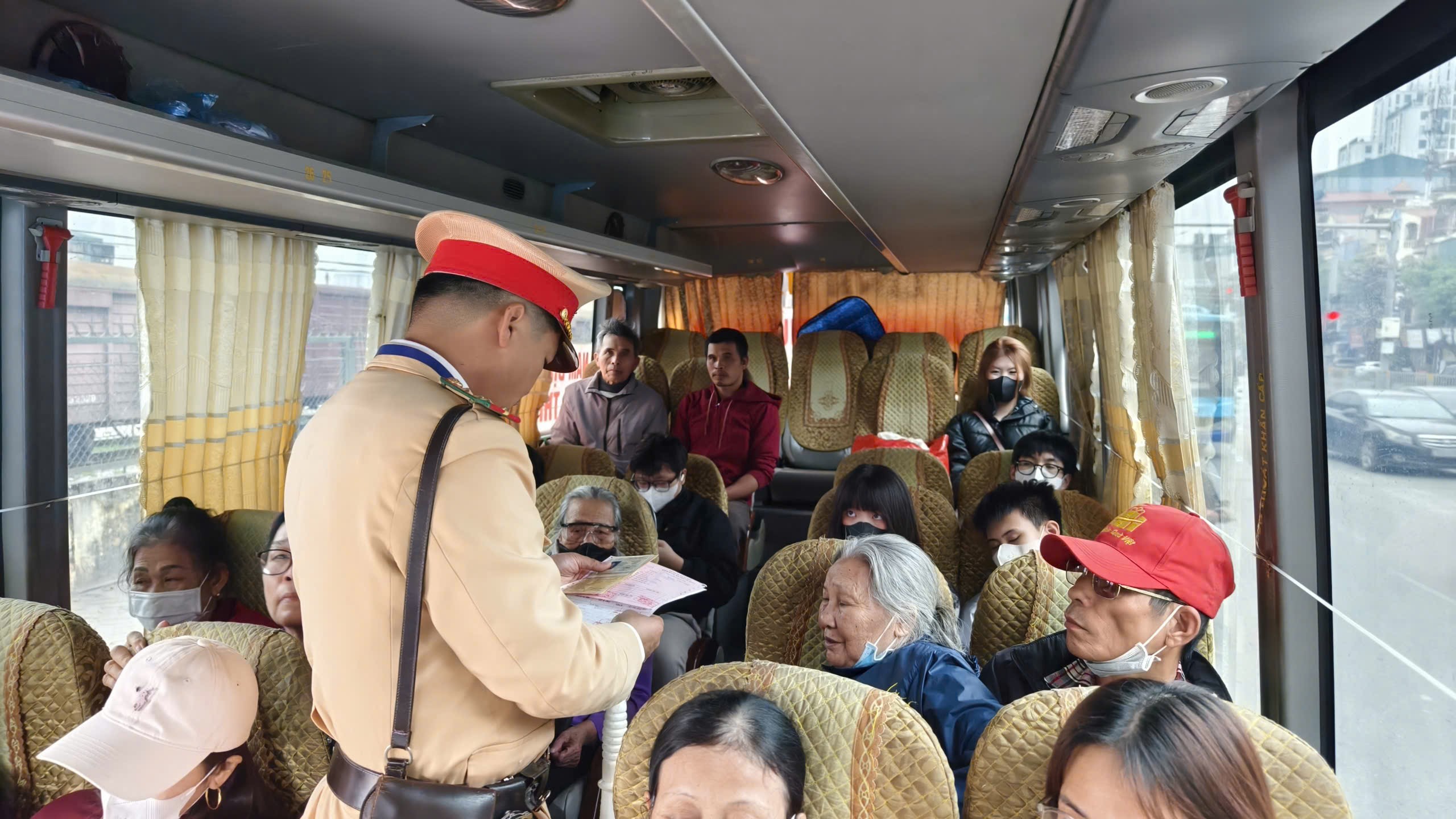 Phát hiện, xử phạt 113 trường hợp kinh doanh vận tải vi phạm trật tự an toàn giao thông - ảnh 3