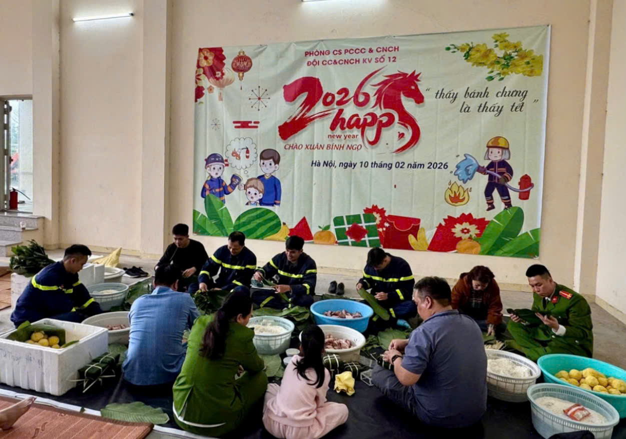 Cảnh sát chữa cháy Hà Nội “trổ tài” gói bánh chưng đón Tết - ảnh 2