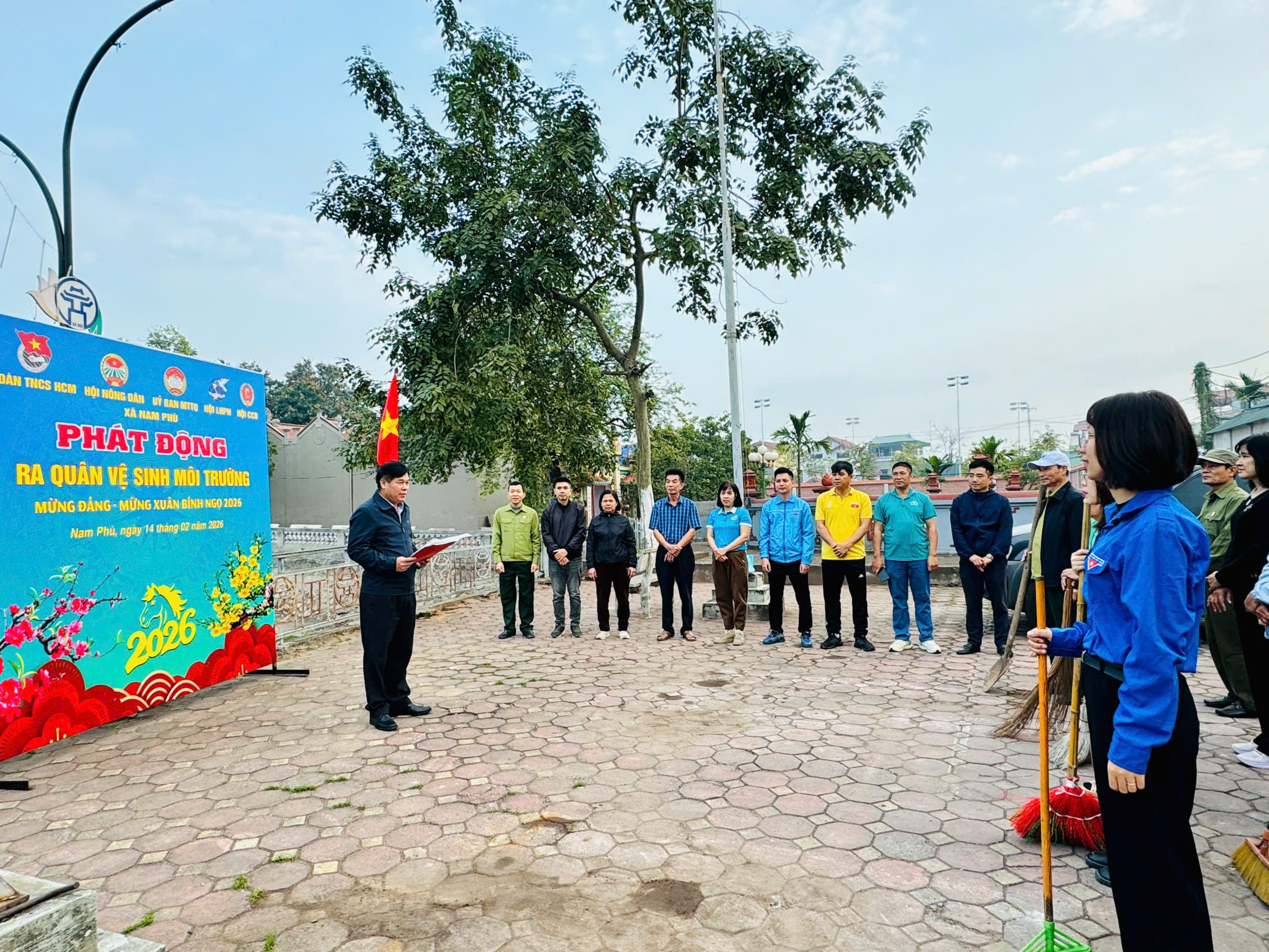 Xã Nam Phù ra quân vệ sinh môi trường, vun trồng sắc Xuân - ảnh 2