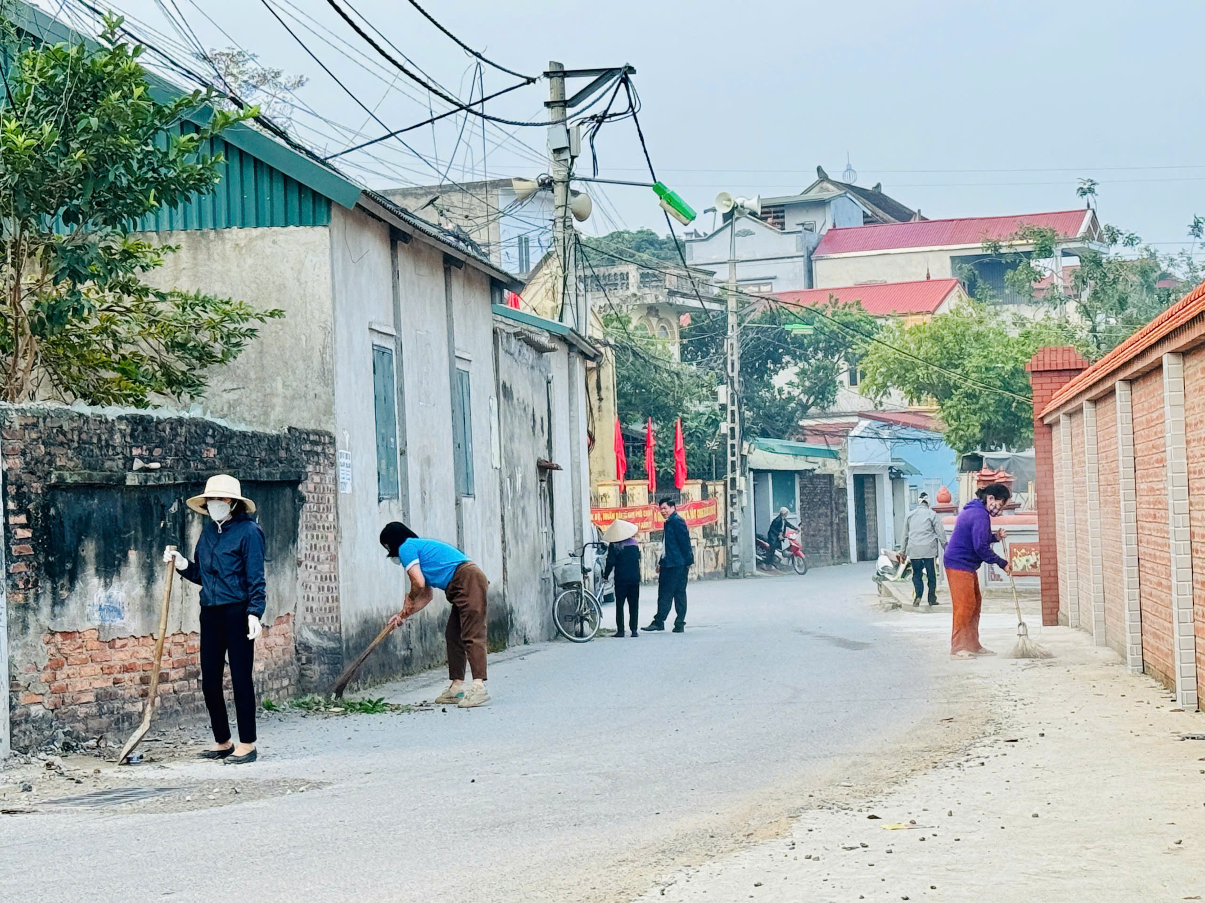 Xã Nam Phù ra quân vệ sinh môi trường, vun trồng sắc Xuân - ảnh 3