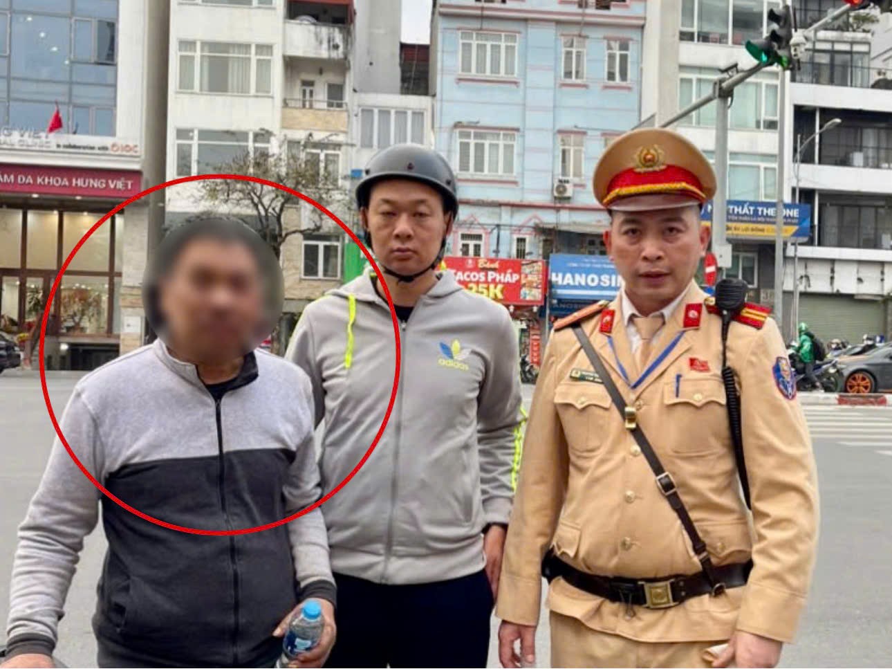 Hà Nội: Tìm thấy người thân đi lạc nhờ thông báo từ Cảnh sát giao thông - ảnh 1