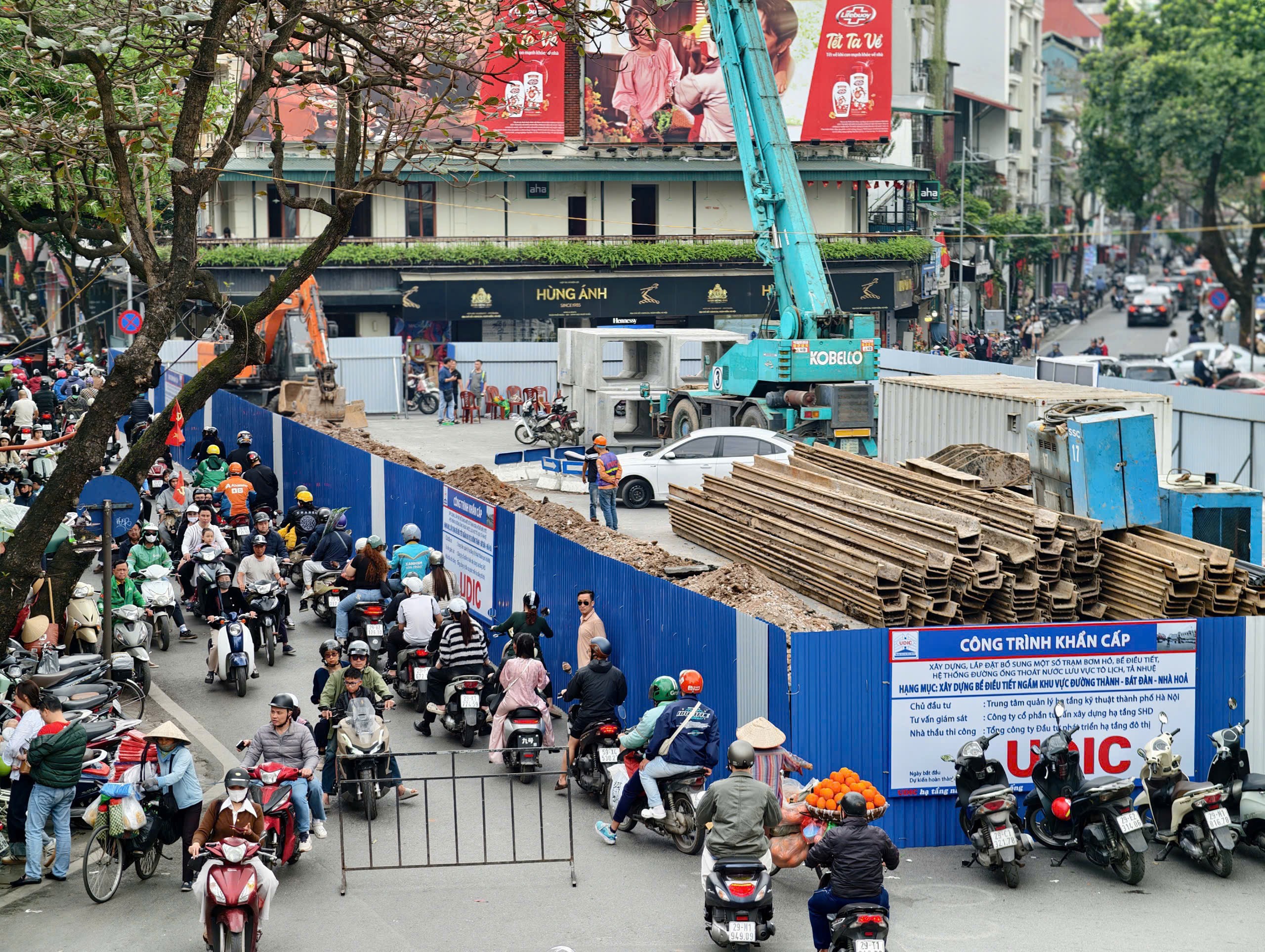 Hướng dẫn, bảo đảm giao thông tại khu vực thi công hệ thống chống ngập tại chợ Hàng Da - ảnh 1