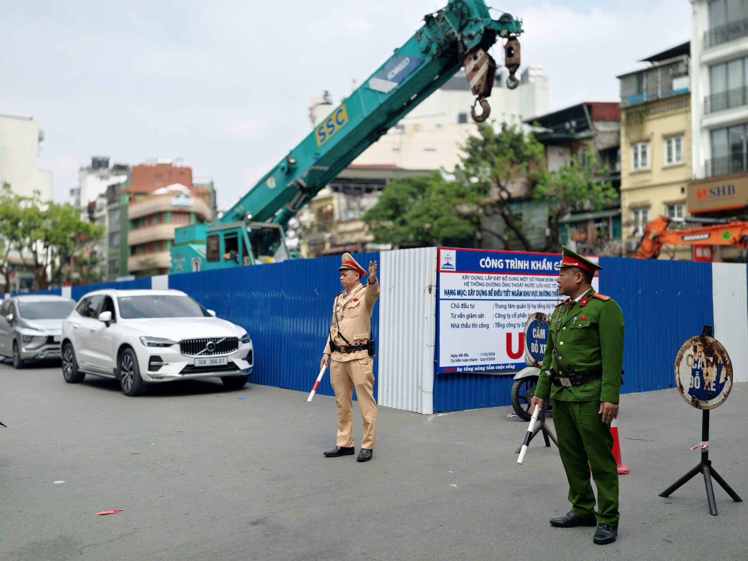 Hướng dẫn, bảo đảm giao thông tại khu vực thi công hệ thống chống ngập tại chợ Hàng Da - ảnh 3
