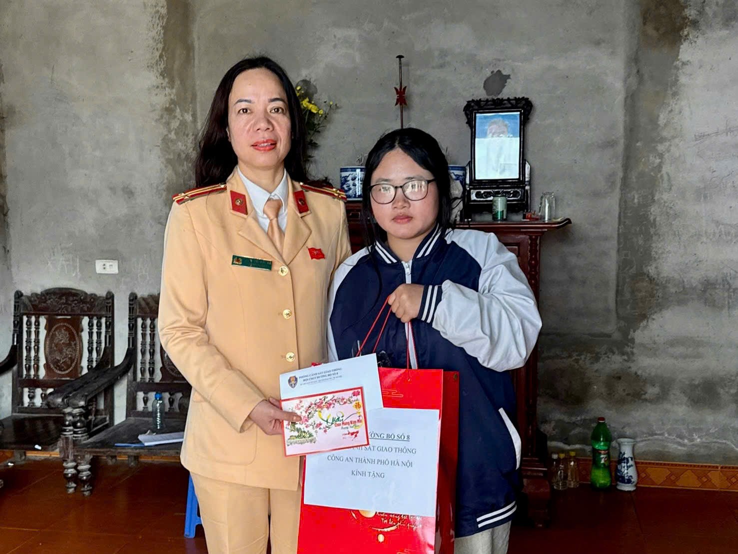 Cảnh sát giao thông Hà Nội lan tỏa Tết yêu thương đến những gia đình có hoàn cảnh khó khăn - ảnh 2