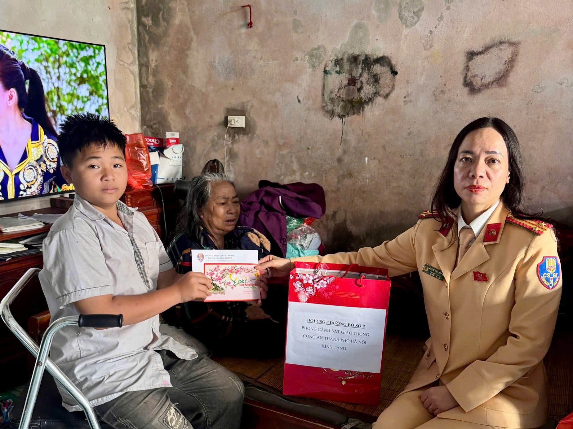 Cảnh sát giao thông Hà Nội lan tỏa Tết yêu thương đến những gia đình có hoàn cảnh khó khăn - ảnh 3