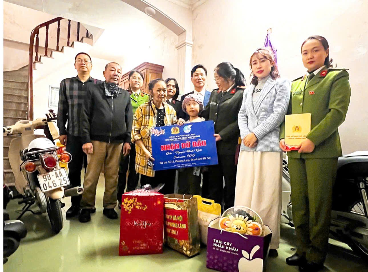 Chi hội Phụ nữ Công an phường Láng nhận đỡ đầu trẻ mồ côi có hoàn cảnh đặc biệt khó khăn - ảnh 1