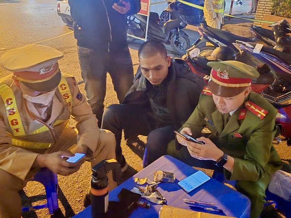 Cảnh sát giao thông Hà Nội kịp thời khống chế đối tượng vừa trôm cắp tài sản - ảnh 2