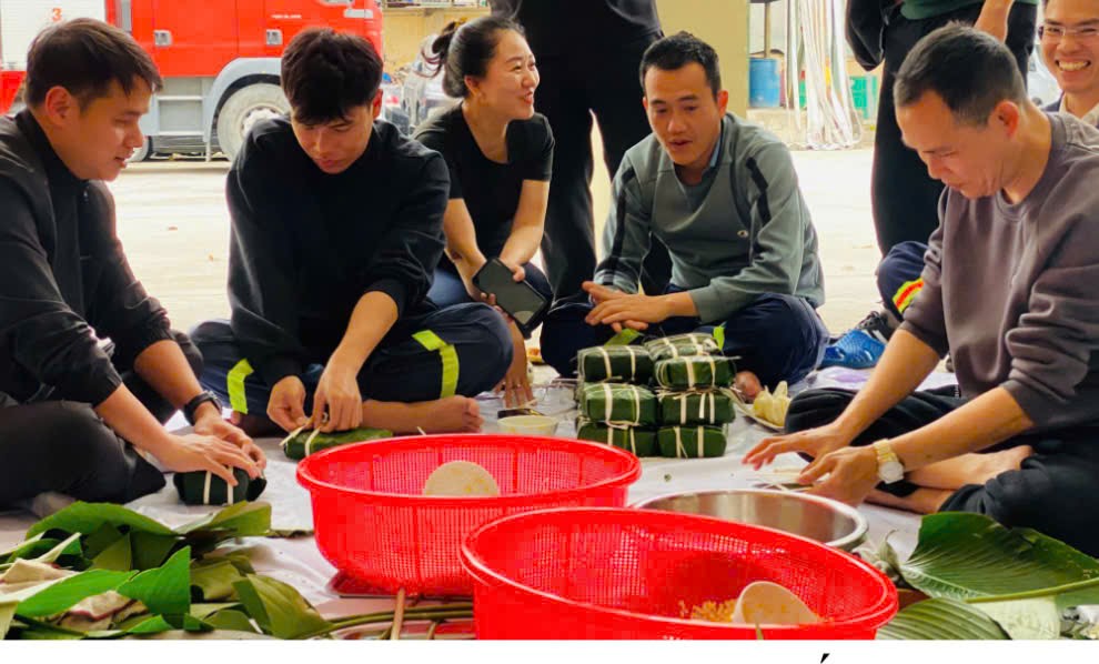 Cảnh sát chữa cháy Hà Nội “trổ tài” gói bánh chưng đón Tết - ảnh 1