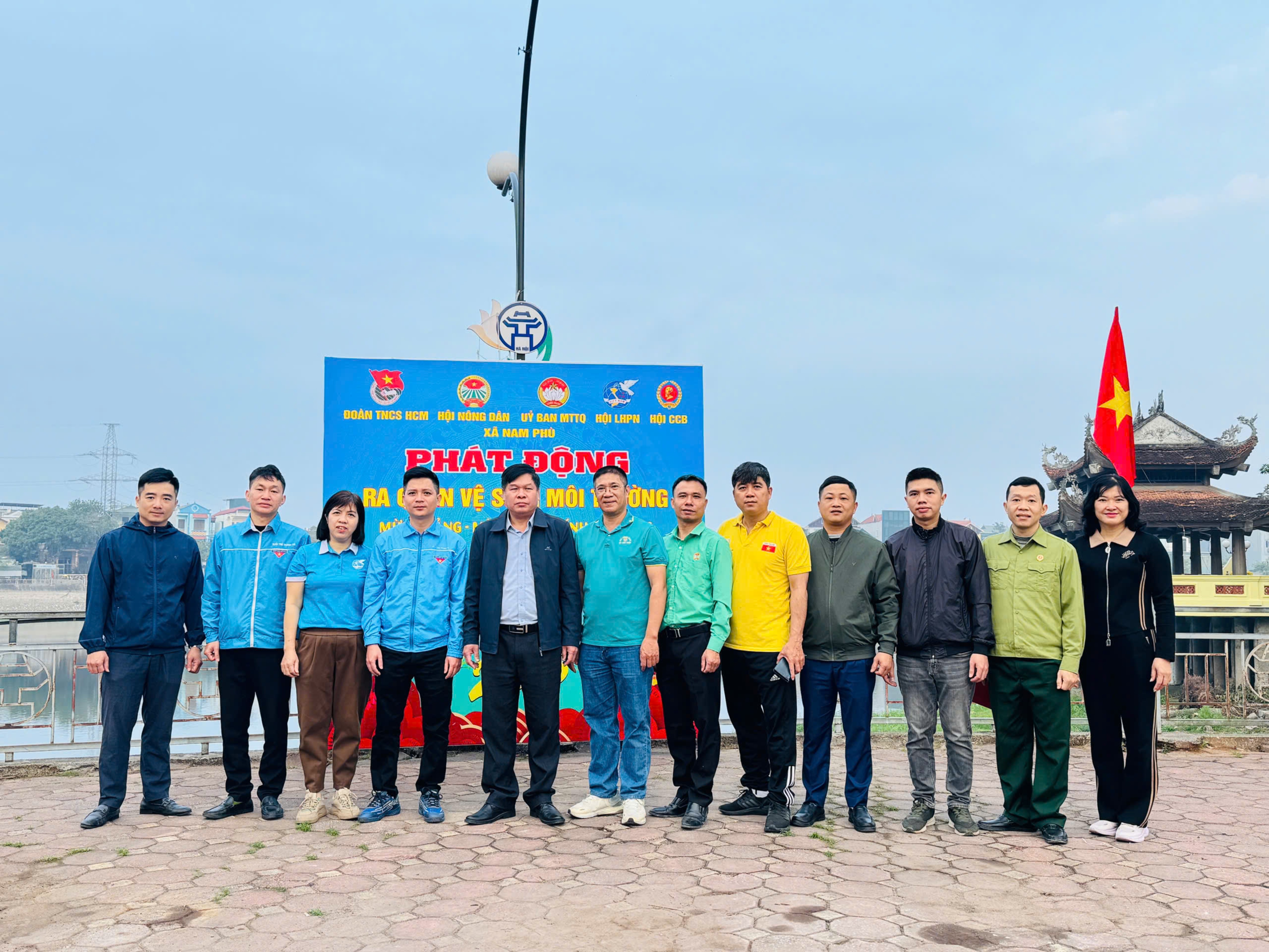 Xã Nam Phù ra quân vệ sinh môi trường, vun trồng sắc Xuân - ảnh 1