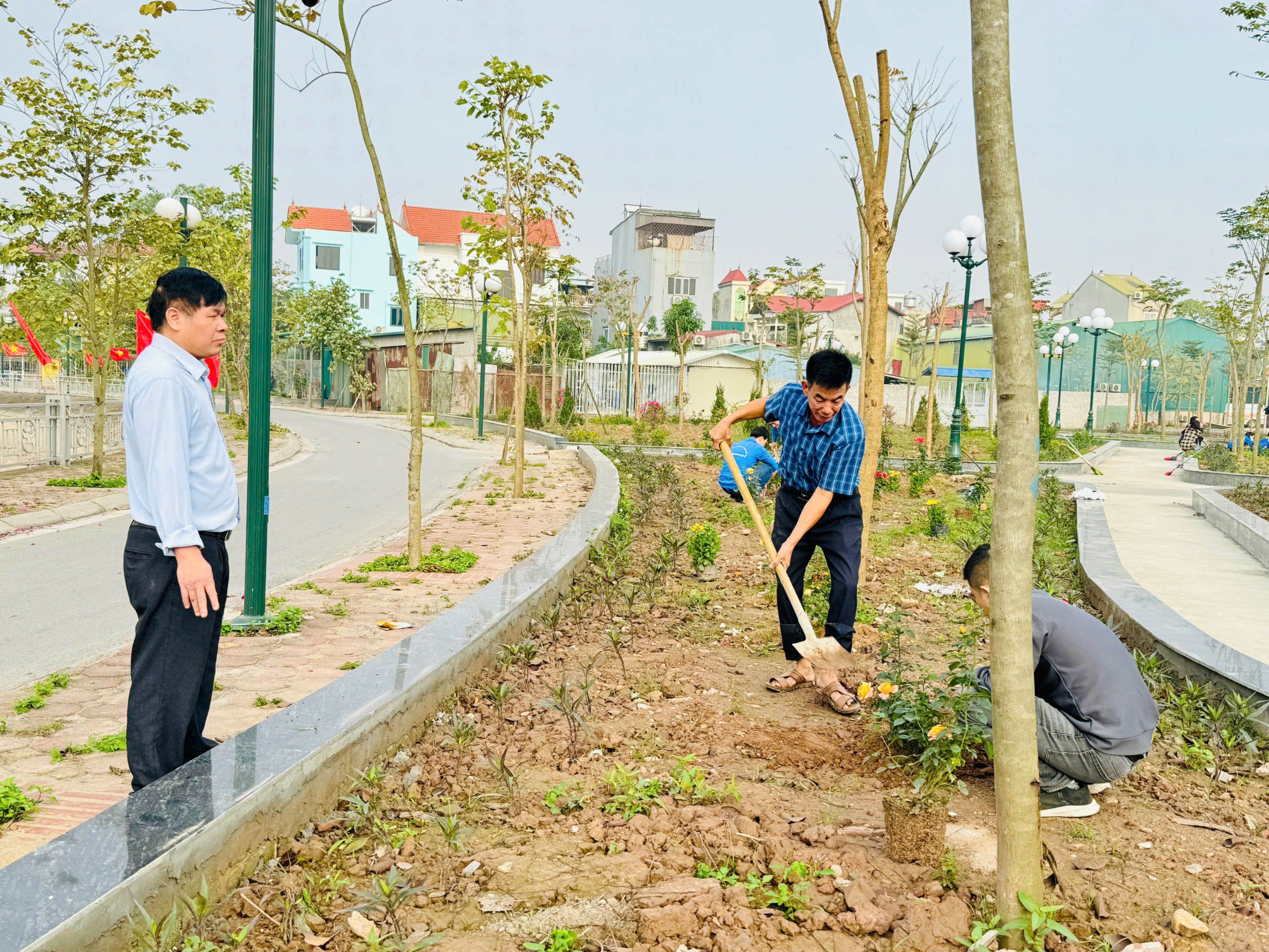 Xã Nam Phù ra quân vệ sinh môi trường, vun trồng sắc Xuân - ảnh 7