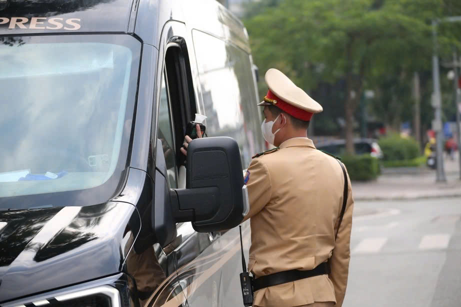 CSGT Hà Nội xử lý hơn 100 tài xế vi phạm nồng độ cồn ngày 28 Tết - ảnh 1