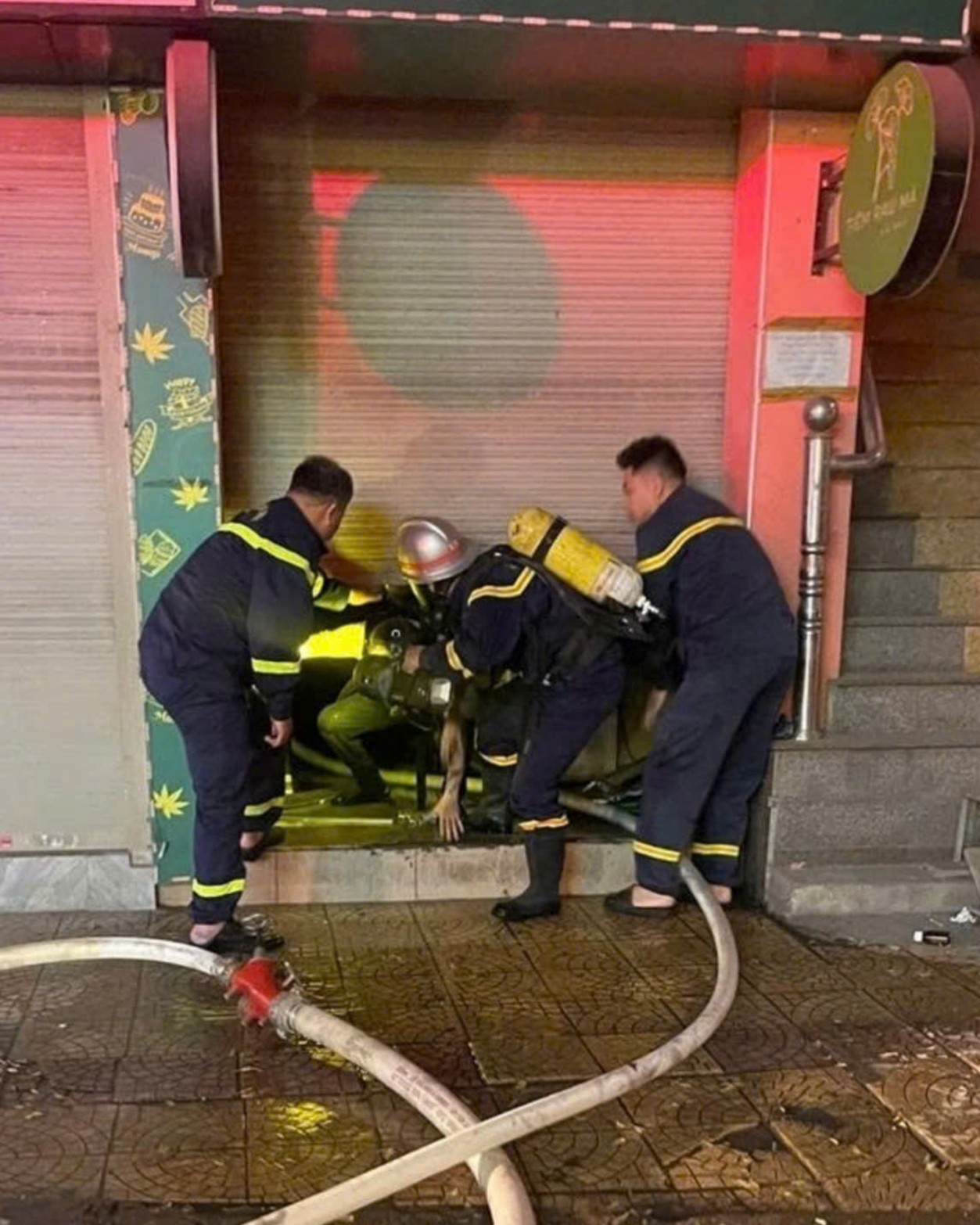 Kịp thời chữa cháy và giải cứu 3 người mắc kẹt trong vụ cháy nhà dân tại phường Phương Liệt. - ảnh 1