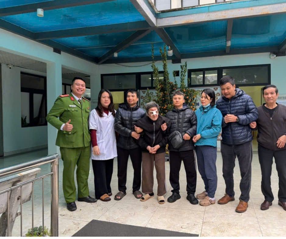 Công an phường Phú Thượng kịp thời giúp đỡ cụ ông đi lạc về nhà an toàn - ảnh 1