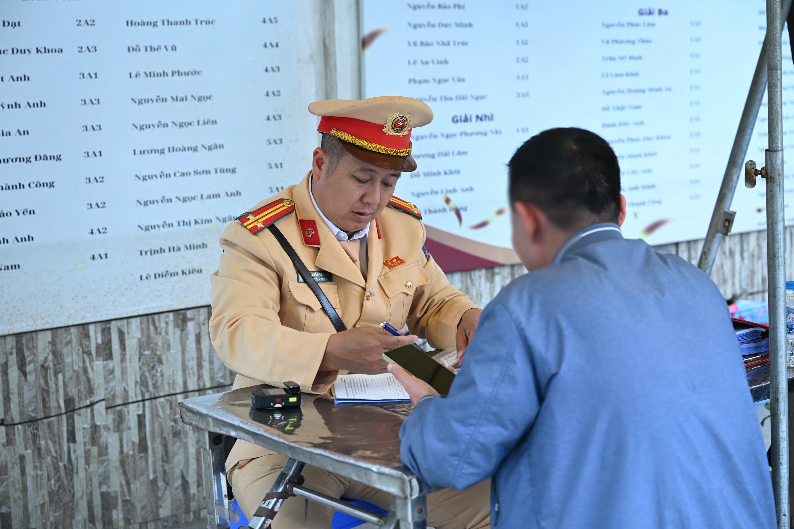 Hà Nội: Không lơi lỏng trong kiểm soát nồng độ cồn sau Tết - ảnh 4