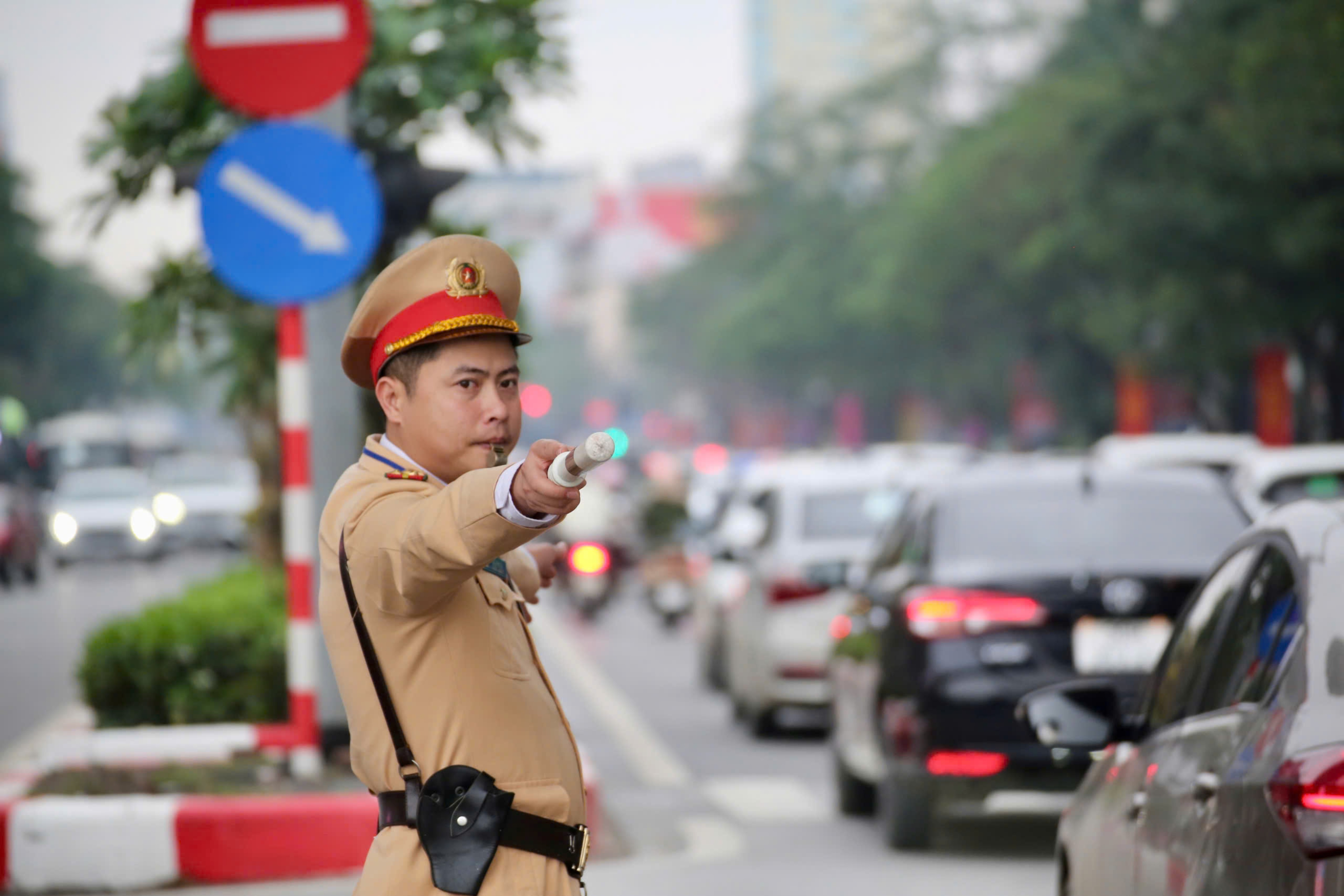 Đường phố Hà Nội thông thoáng bất ngờ sáng ngày làm việc đầu tiên sau kỳ nghỉ Tết Nguyên đán - ảnh 3