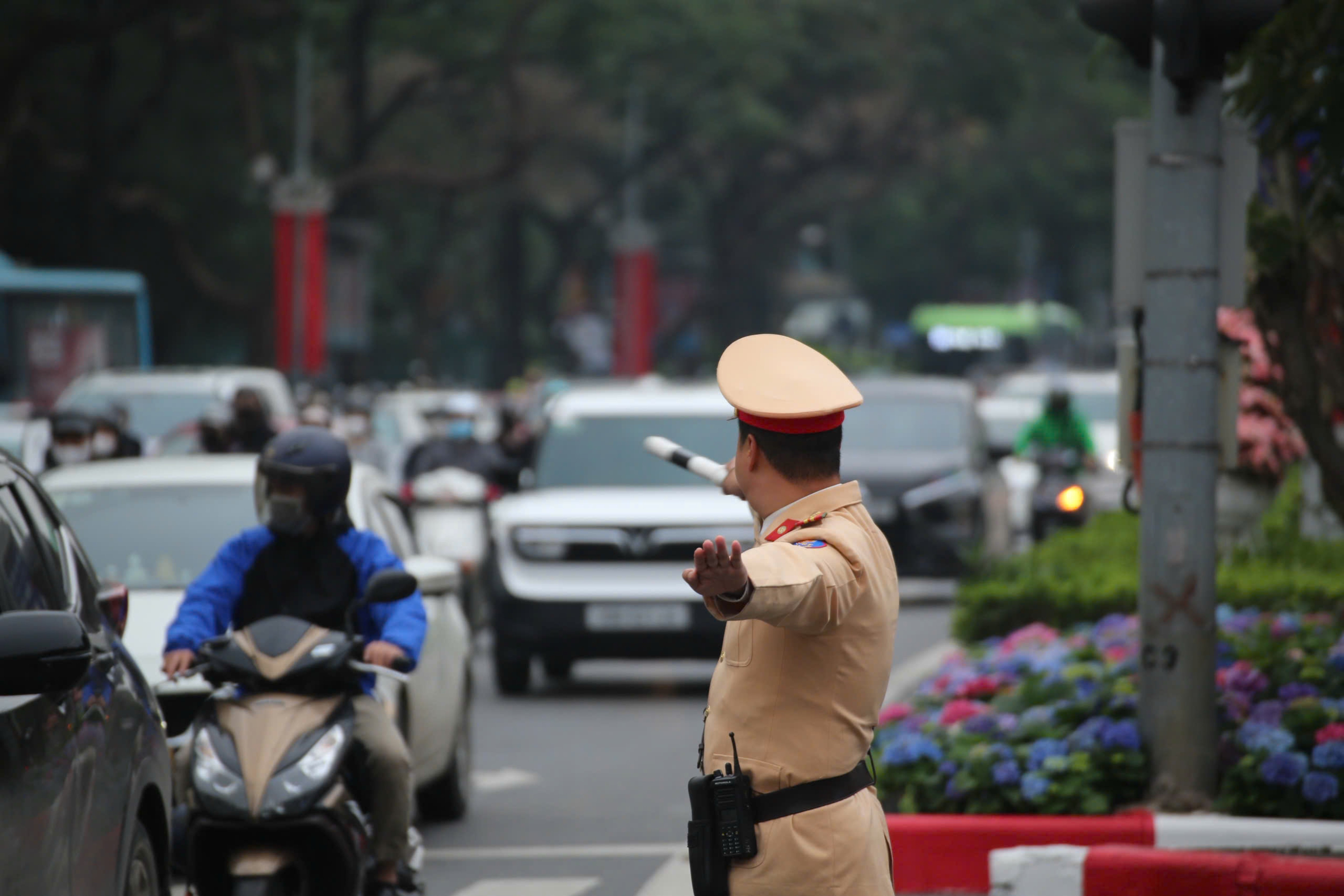 Đường phố Hà Nội thông thoáng bất ngờ sáng ngày làm việc đầu tiên sau kỳ nghỉ Tết Nguyên đán - ảnh 4