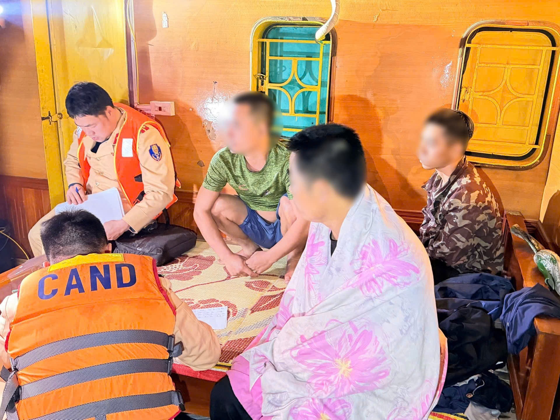 Hà Nội: Bắt giữ 2 phương tiện khai thác cát trái phép trên sông Cầu - ảnh 3