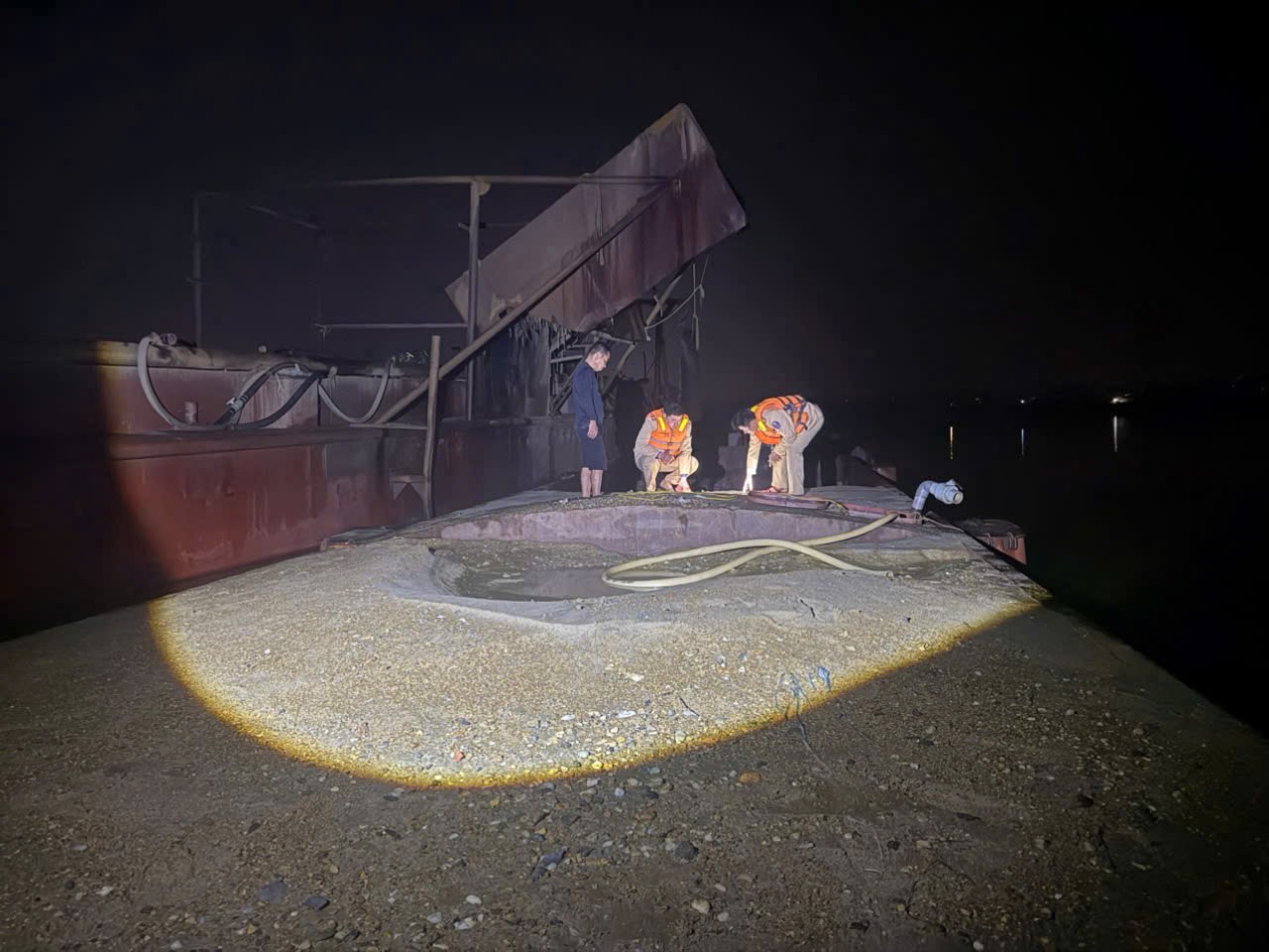 Hà Nội: Bắt giữ 2 phương tiện khai thác cát trái phép trên sông Cầu - ảnh 2