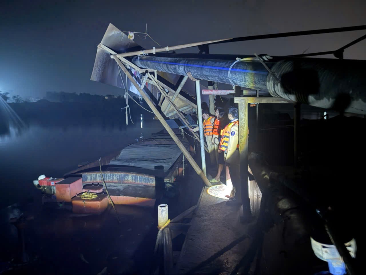 Hà Nội: Bắt giữ 2 phương tiện khai thác cát trái phép trên sông Cầu - ảnh 1