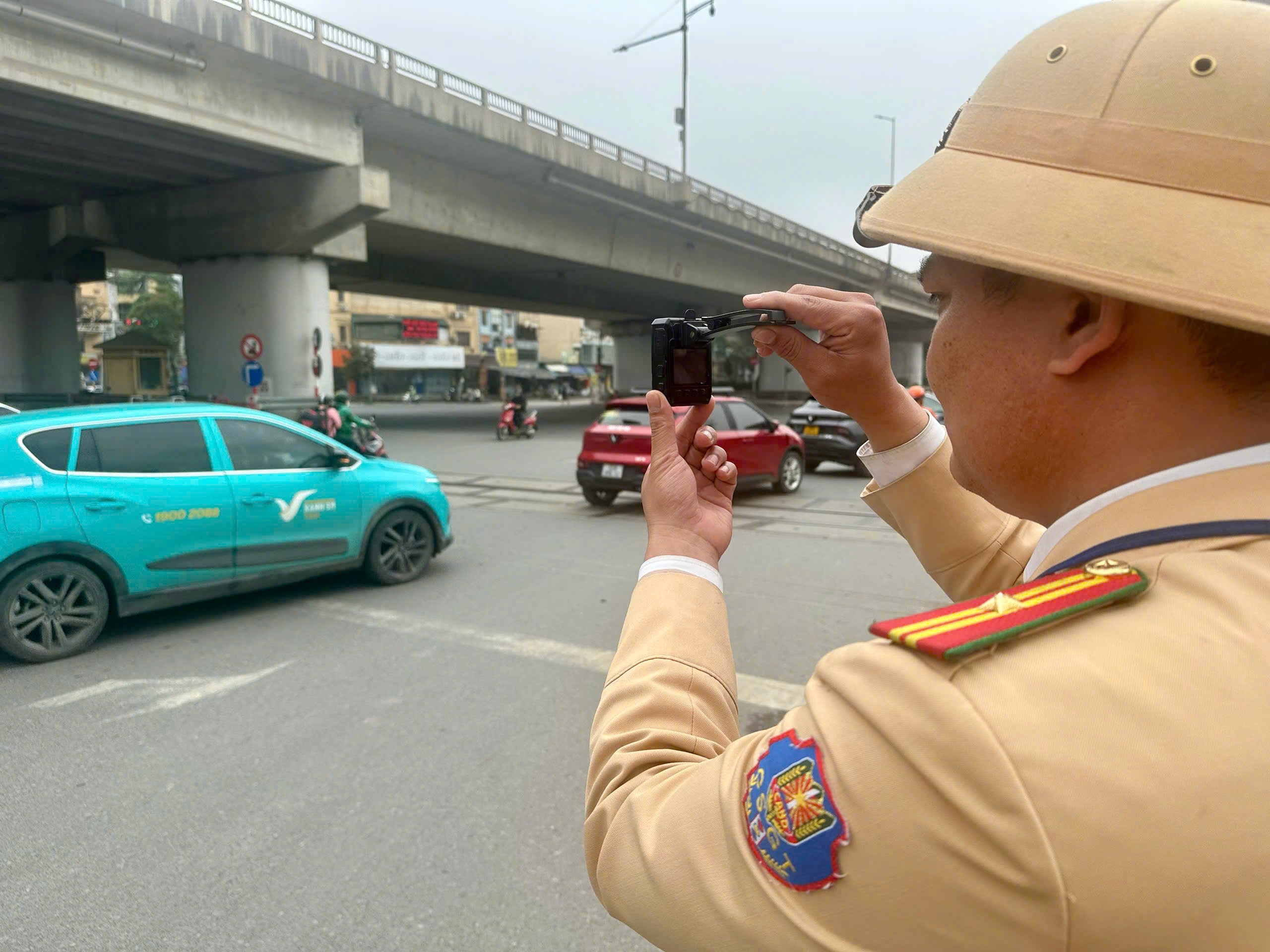 Hà Nội: Xử lý nghiêm các trường hợp tài xế vượt rào chắn khi đi qua đường ngang - ảnh 1