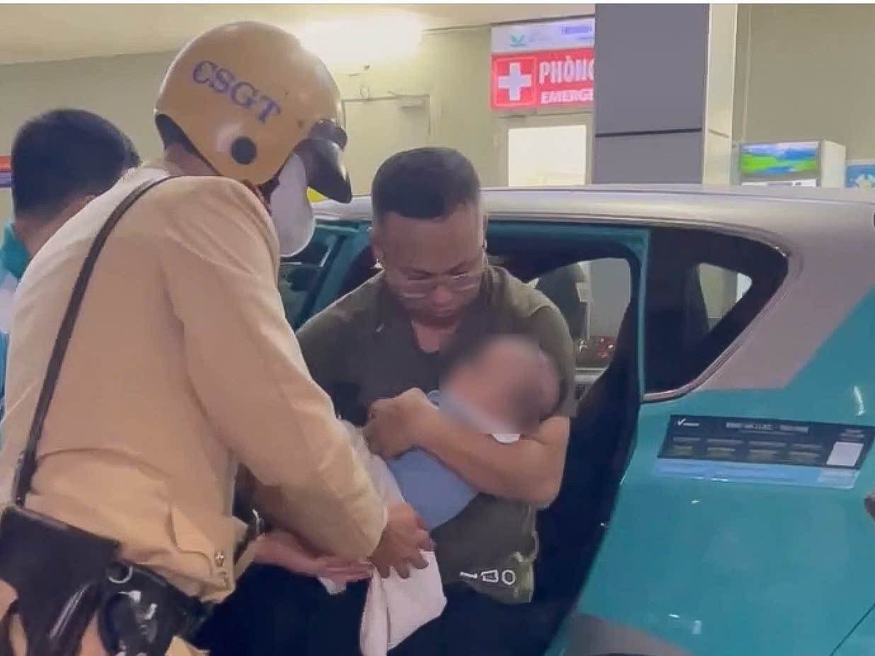 Hà Nội: Cảnh sát giao thông kịp thời dẫn đường, hỗ trợ đưa cháu nhỏ đến bệnh viện cấp cứu - ảnh 2