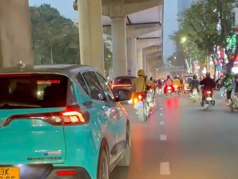 Hà Nội: Cảnh sát giao thông kịp thời dẫn đường, hỗ trợ đưa cháu nhỏ đến bệnh viện cấp cứu - ảnh 1