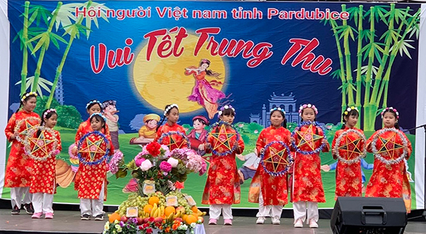 Xúc động Tết Trung Thu của người Việt tại Cộng hòa Séc - ảnh 1