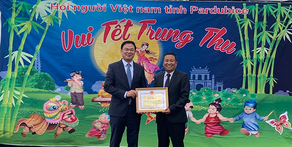 Xúc động Tết Trung Thu của người Việt tại Cộng hòa Séc - ảnh 2