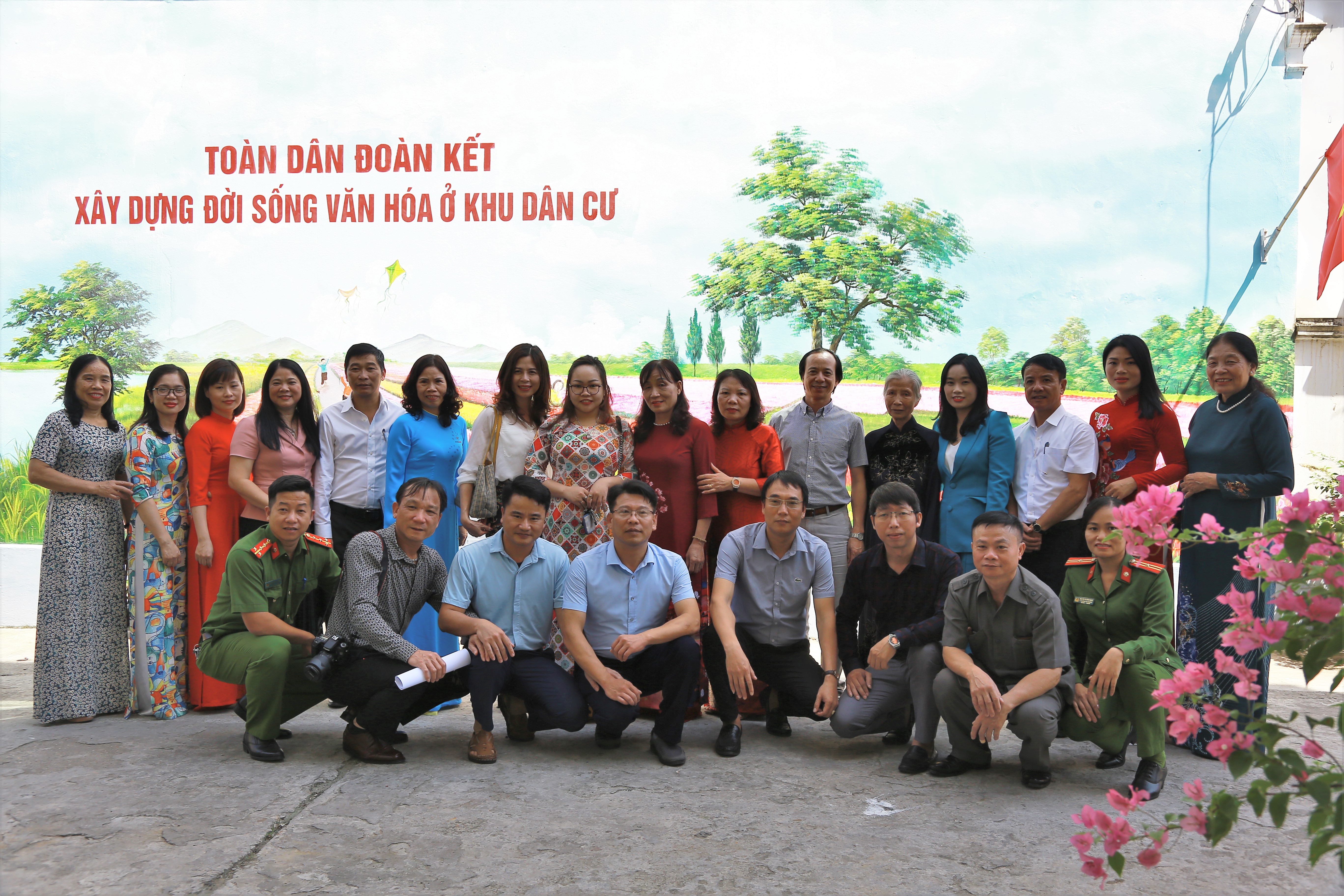 Sơn Tây hoàn thành mục tiêu “Giữ gìn ngõ phố xanh, sạch, trang hoàng đường phố đẹp” - ảnh 3