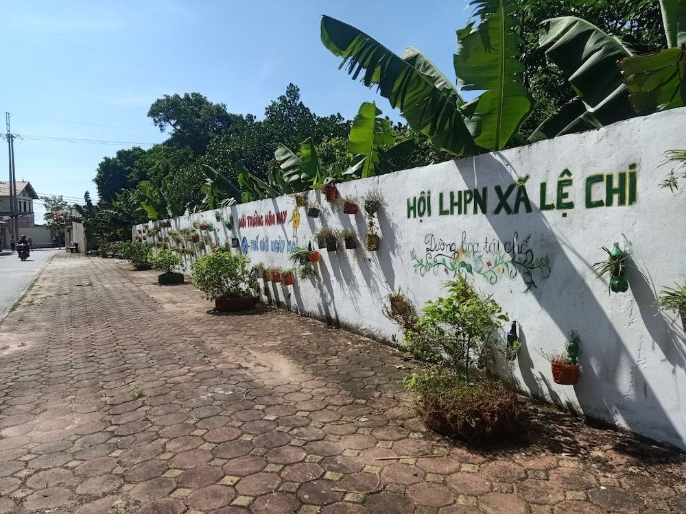 Đường làng ngõ xóm đẹp hơn nhờ sự chung tay của chính quyền và người dân - ảnh 1