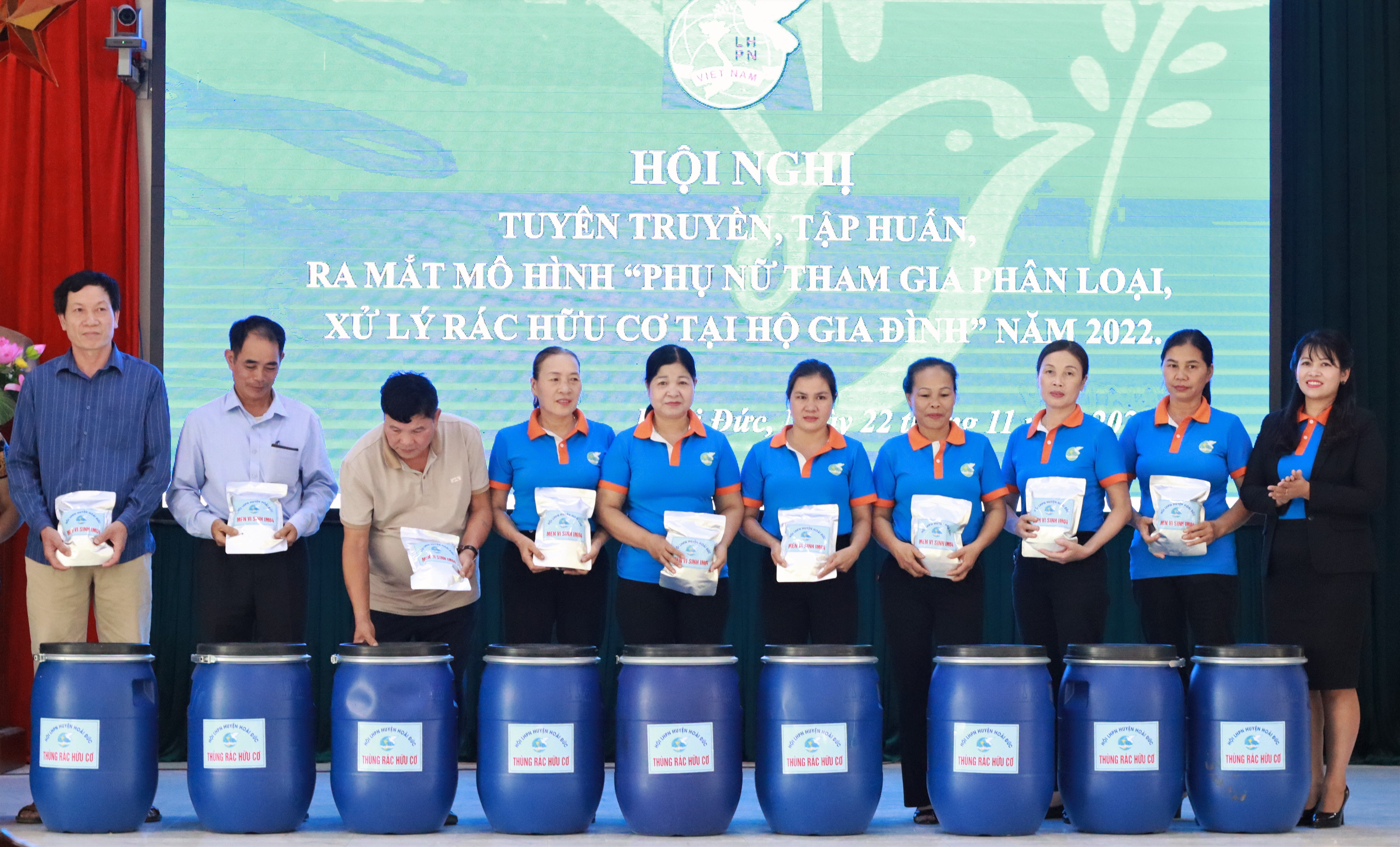 Hội LHPN huyện Hoài Đức ra mắt mô hình “Phụ nữ tham gia phân loại, xử lý rác hữu cơ tại nguồn“ - ảnh 2