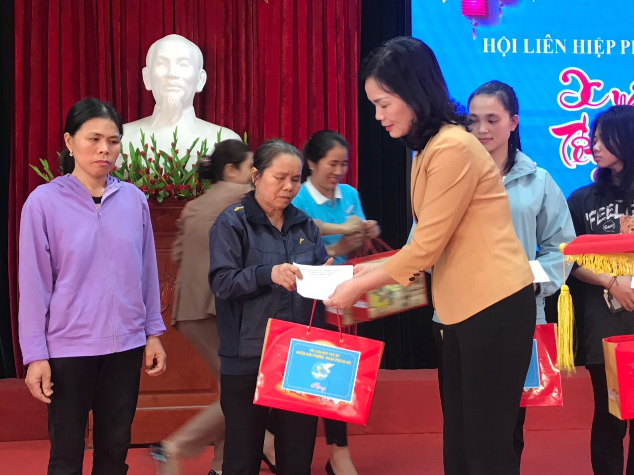 Hội LHPN huyện Đan Phượng tặng quà Tết cho phụ nữ khó khăn trên địa bàn - ảnh 2